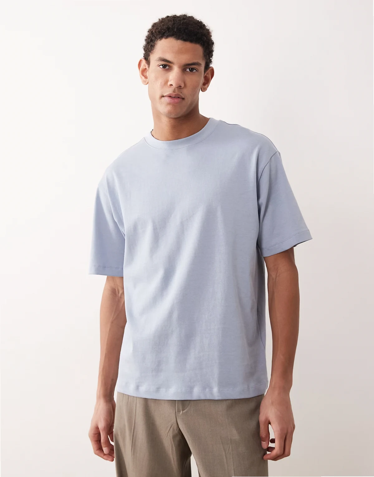 – Jasnoniebieski gruby T-shirt o luźnym kroju