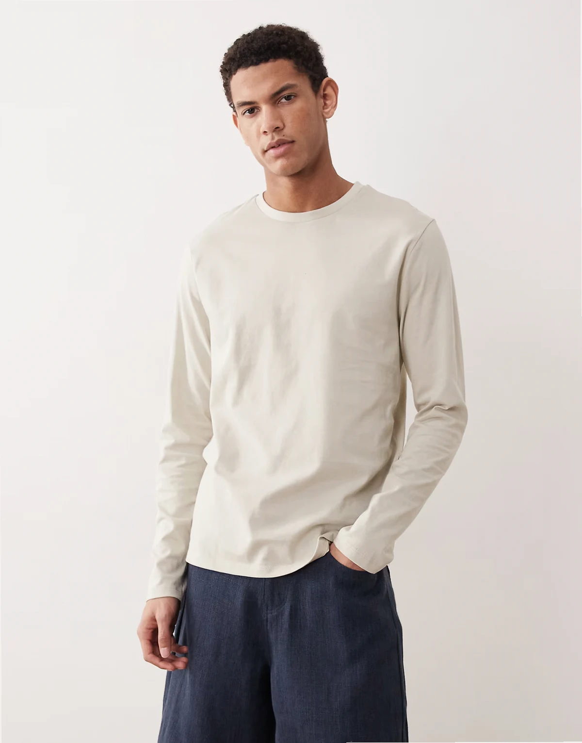 – Szarobeżowy T-shirt basic z długimi rękawami
