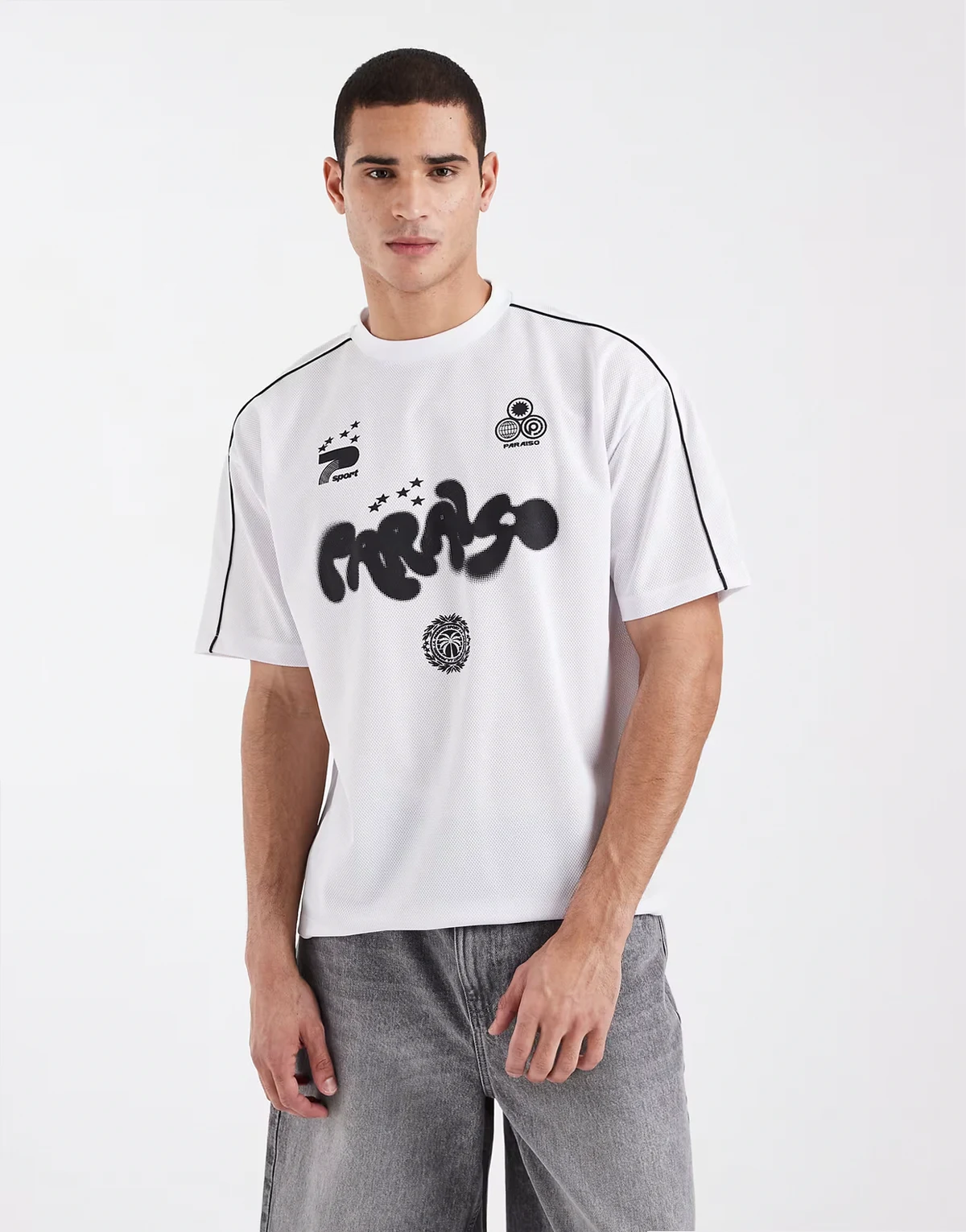 – Czarno-biały sportowy T-shirt oversize ze wstawkami na ramionach i grafiką z motywem piłki nożnej
