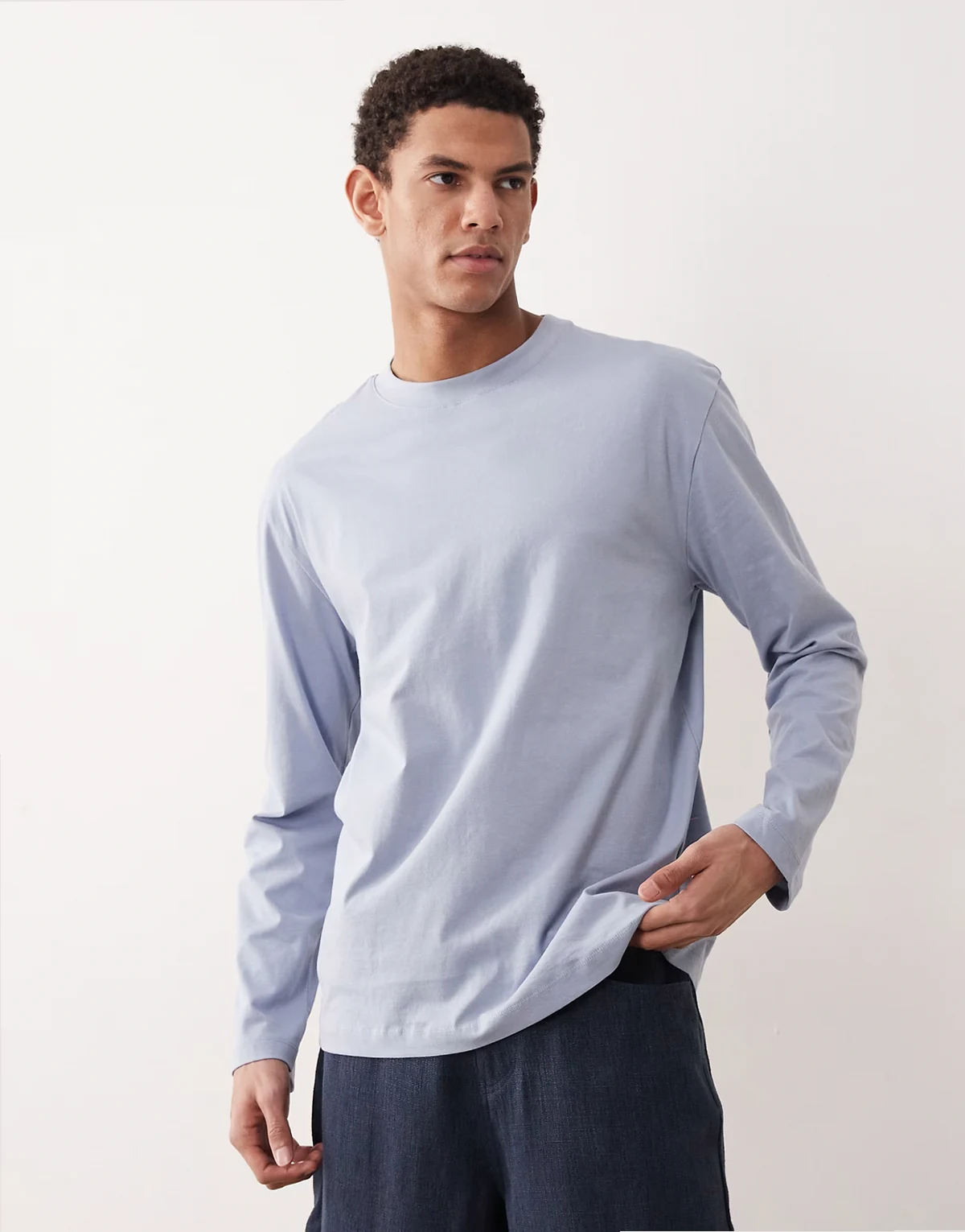 Essentials – Jasnoniebieski luźny T-shirt z długimi rękawami