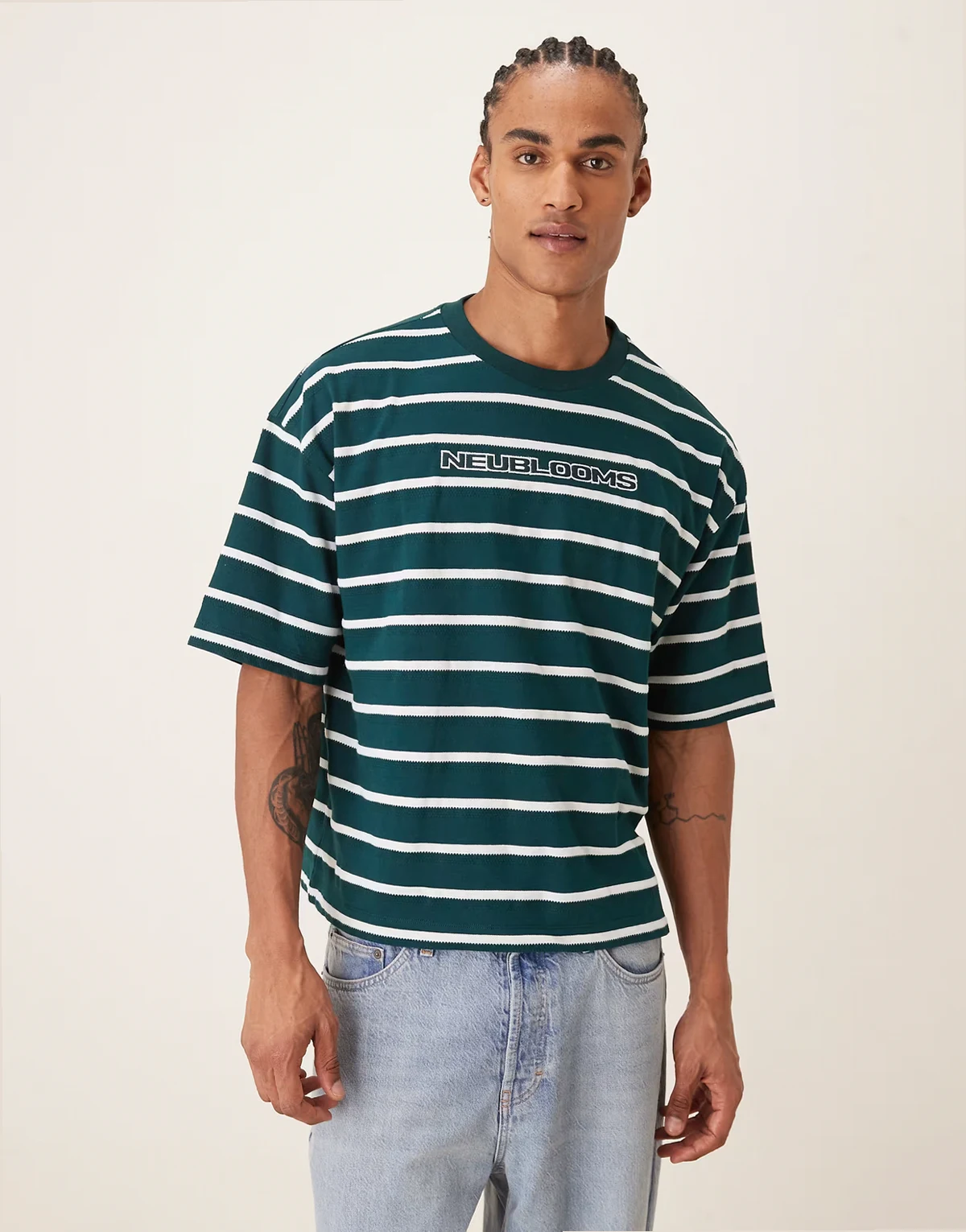 – Zielony fakturowany T-shirt oversize o pudełkowym kroju w paski z wyhaftowanym logo