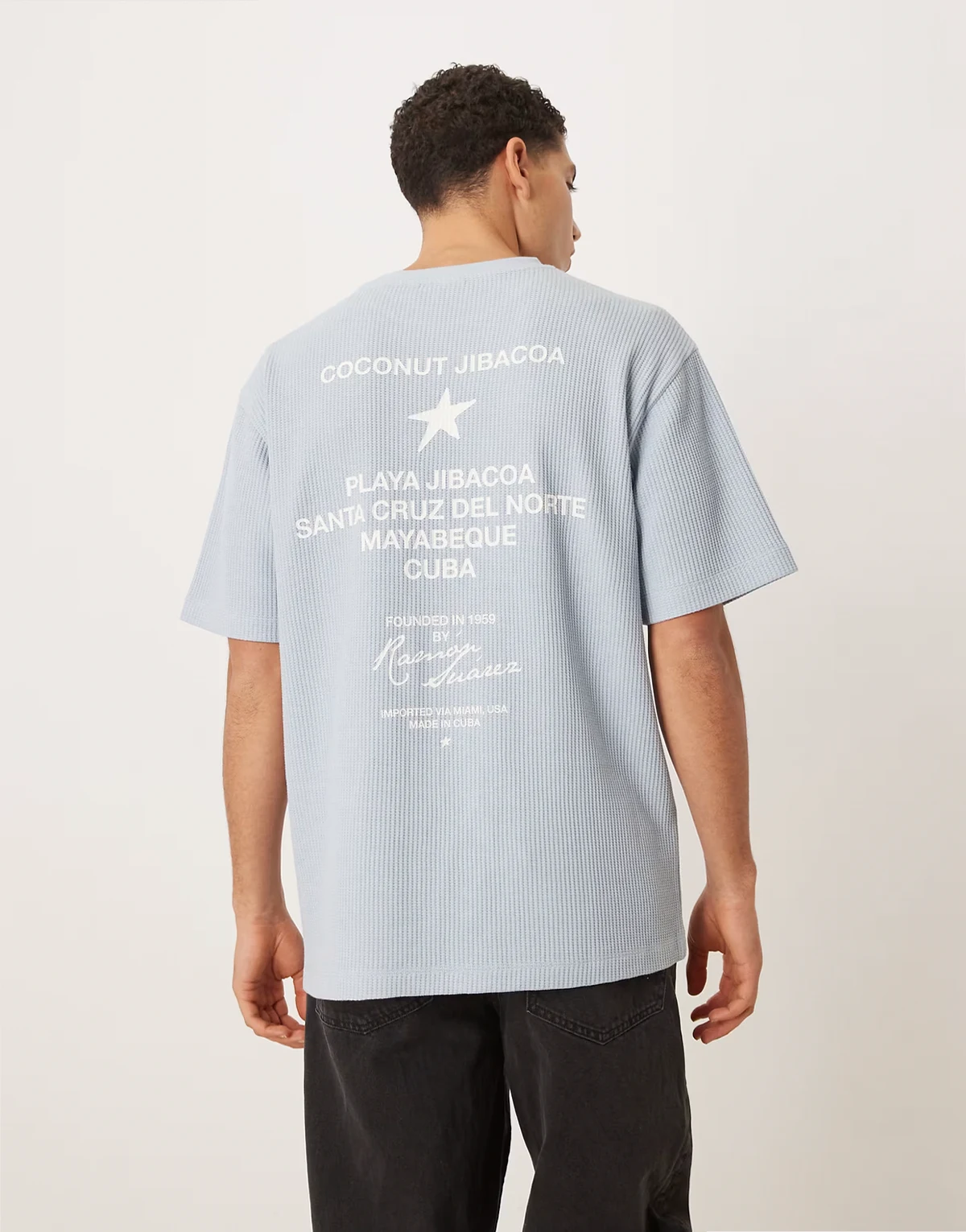 – Bardzo gruby niebieski fakturowany T-shirt o luźnym kroju z napisem z grafiką