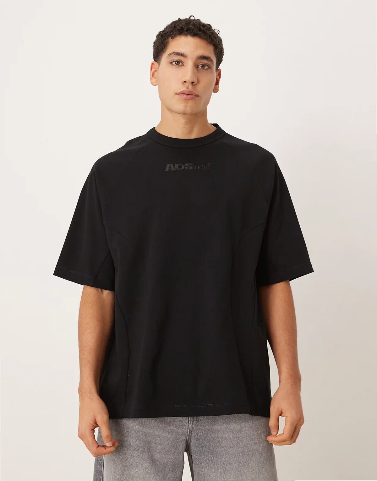 – Czarny gruby T-shirt oversize ze wstawkami i haftem na piersi