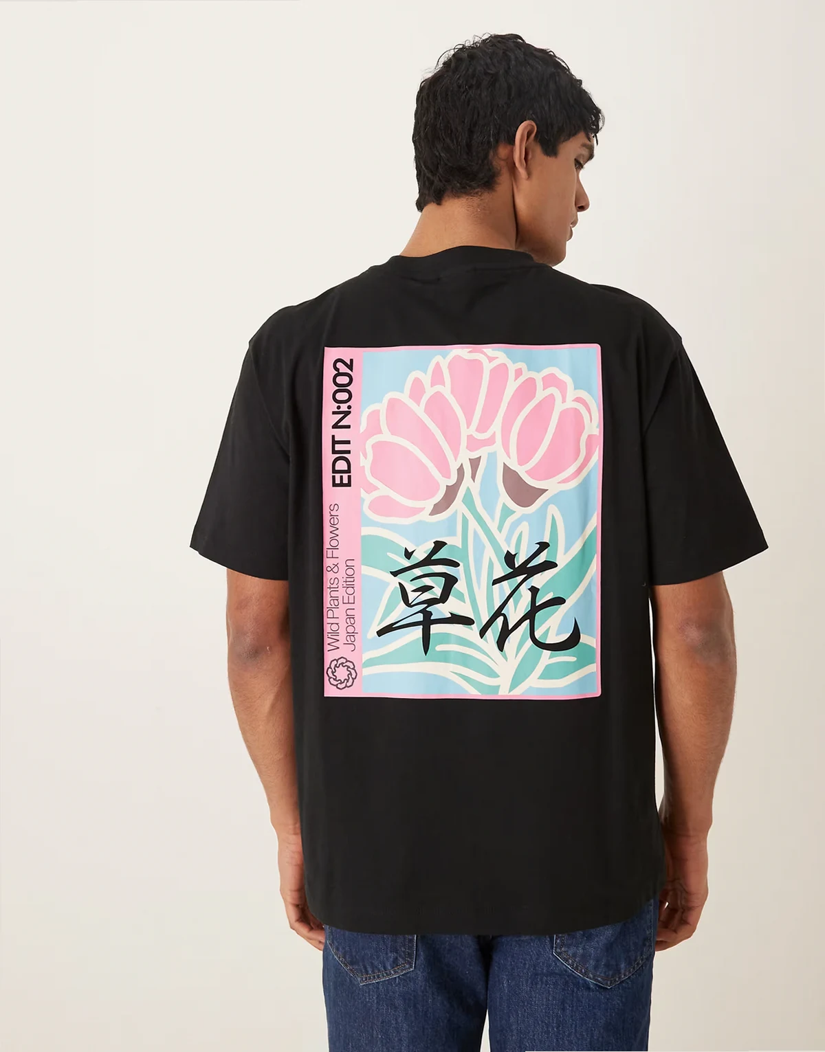 – Czarny luźny T-shirt z motywem bloków kolorów i kwiatową grafiką