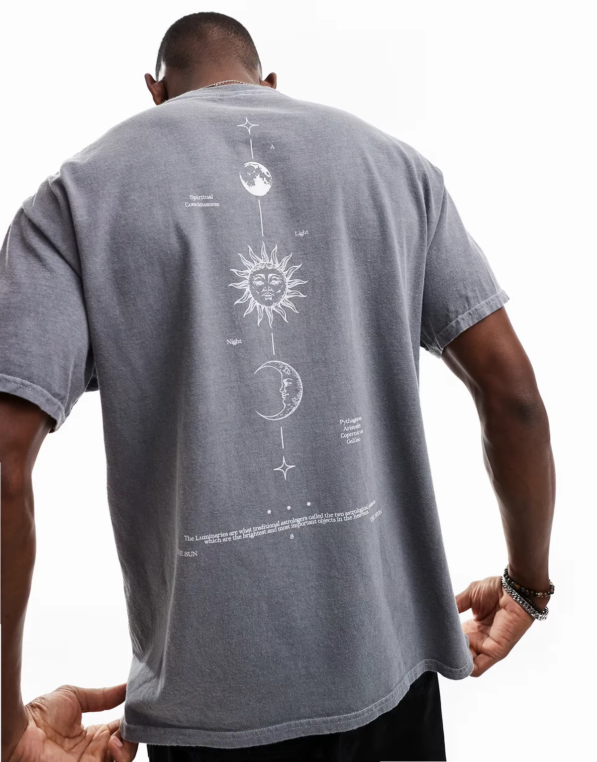 – T-shirt oversize w spranym szarym kolorze z pionowym astrologicznym nadrukiem na plecach