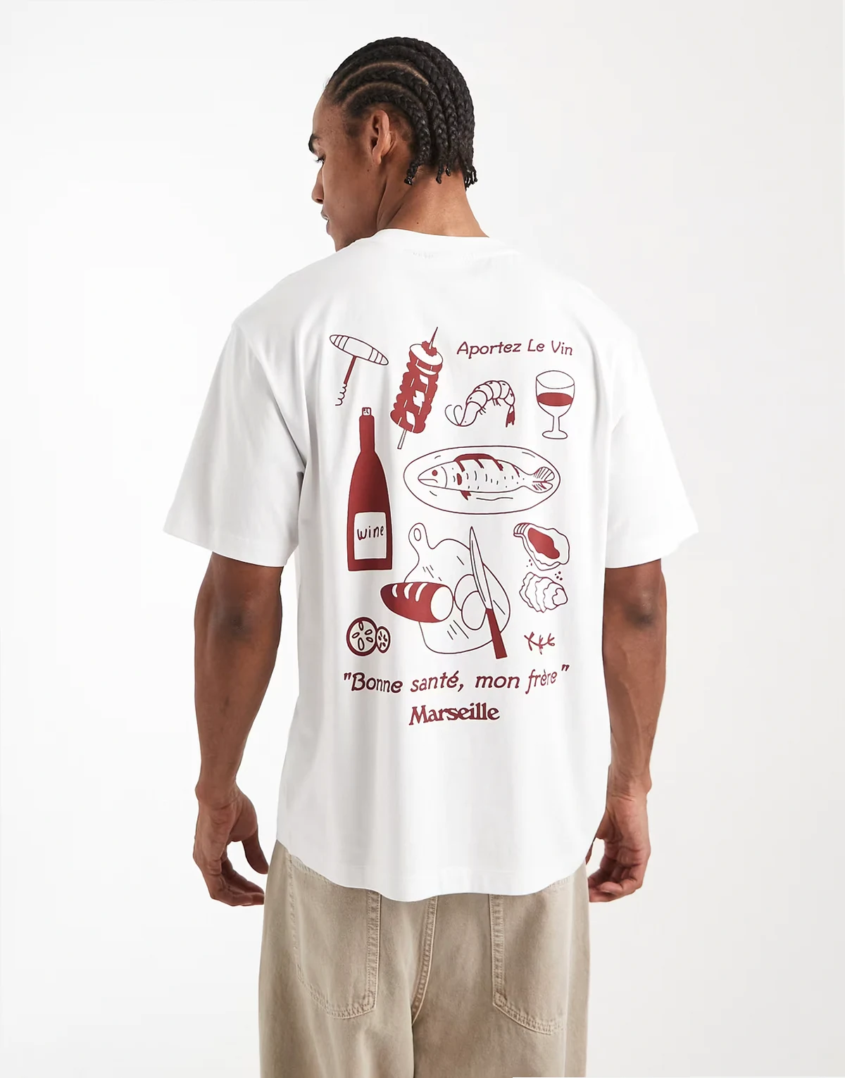 – Biały T-shirt z nadrukiem na plecach