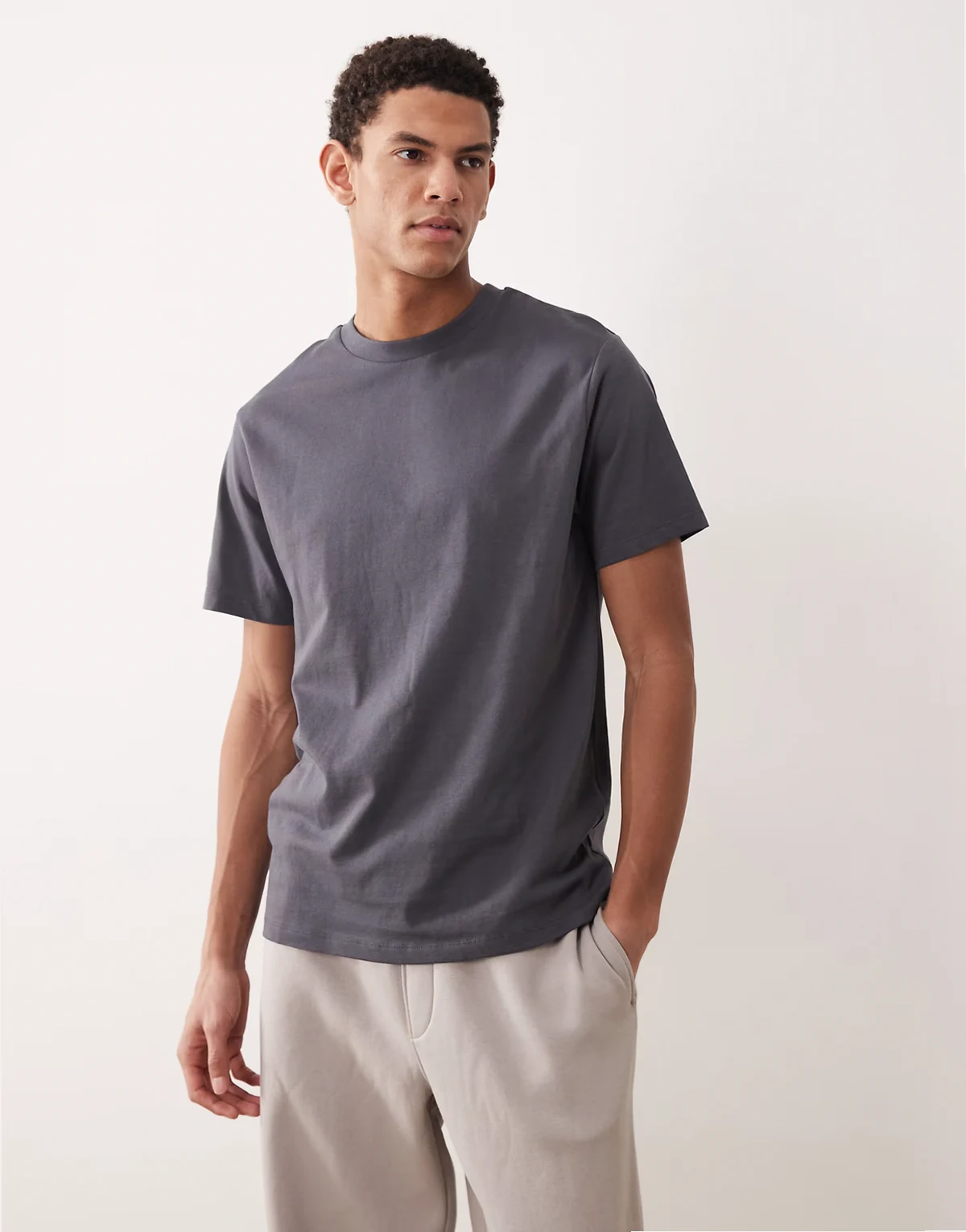 – Grafitowy T-shirt basic z okrągłym dekoltem