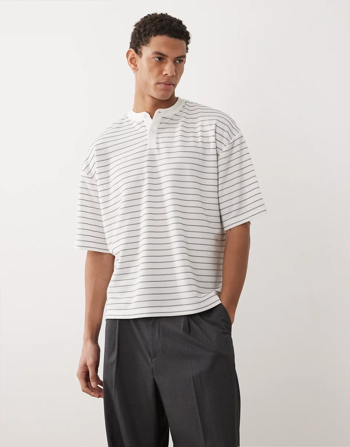 – Biały T-shirt henley o pudełkowym kroju oversize w paski