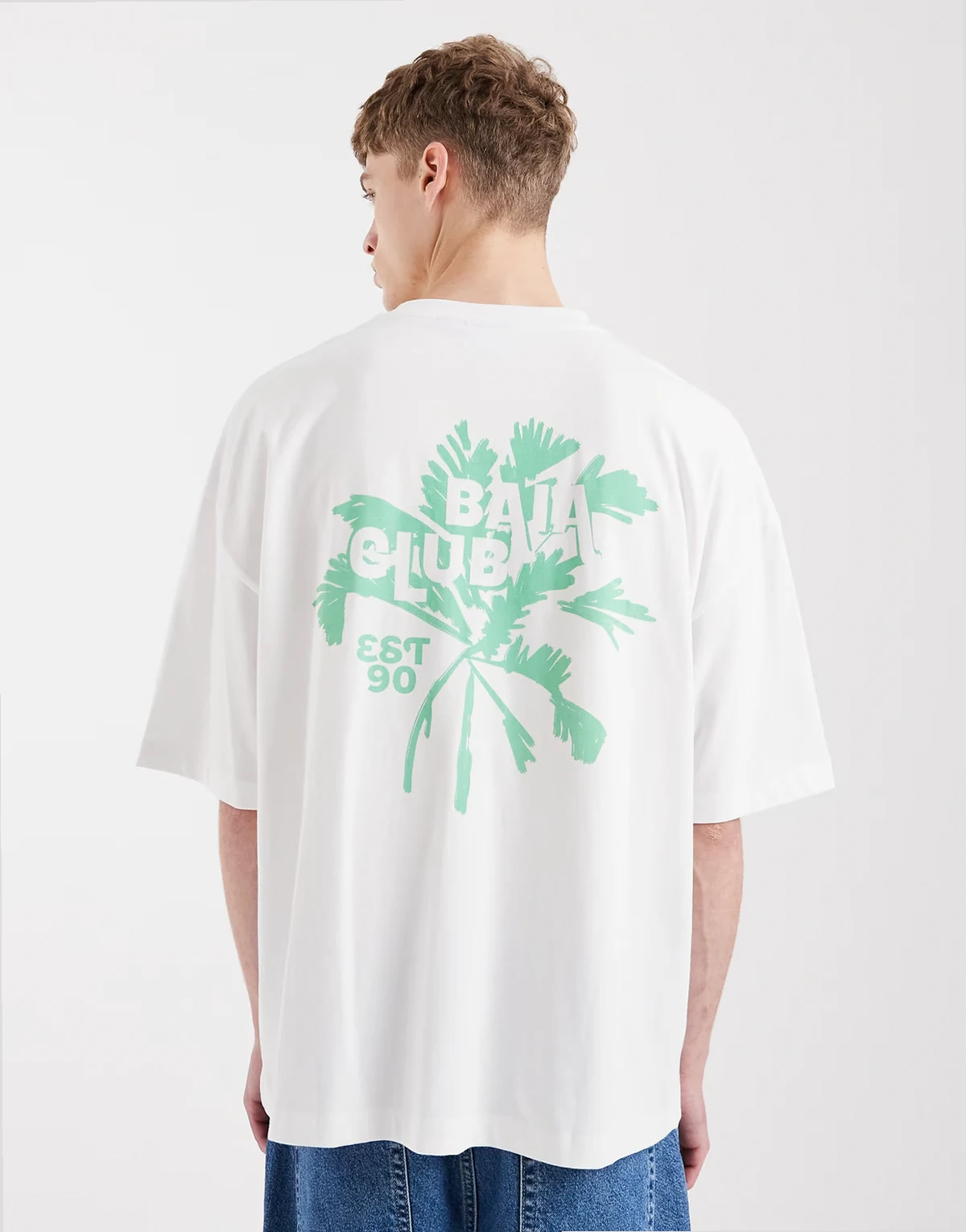 – Biały T-shirt oversize z nadrukiem z palmą
