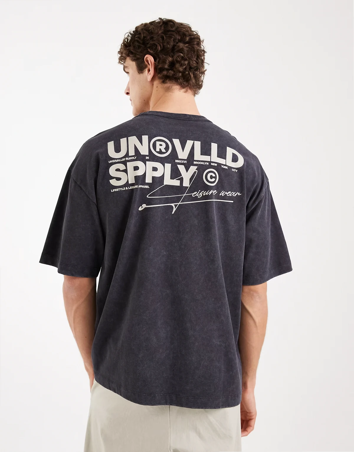 – Gruby T-shirt oversize o pudełkowym kroju w spranym czarnym kolorze z nadrukiem tekstowym