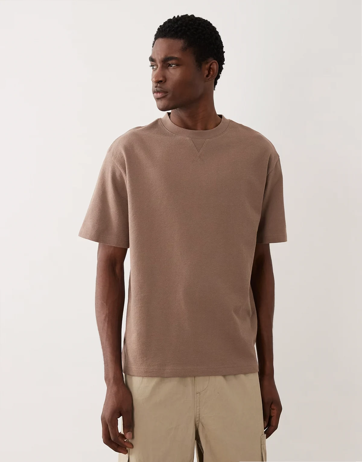 – Brązowy T-shirt o luźnym kroju z materiału boucle