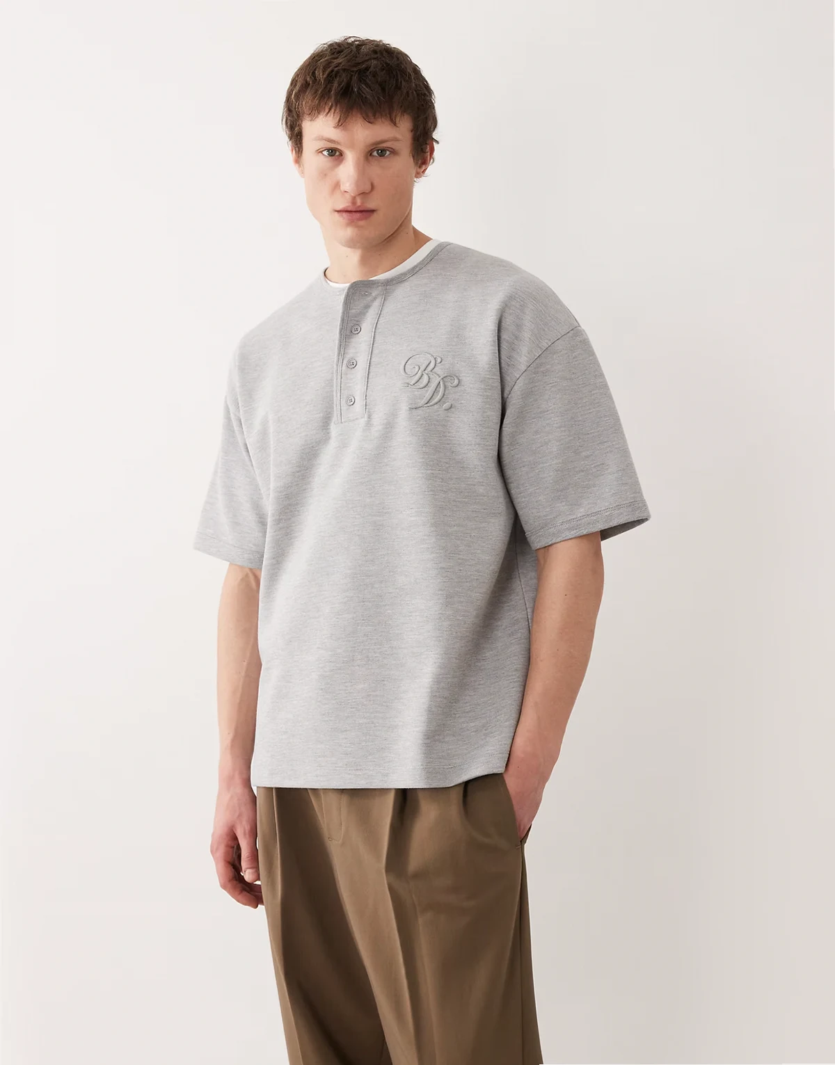 – Szary melanżowy gruby T-shirt oversize typu henley z haftem na piersi