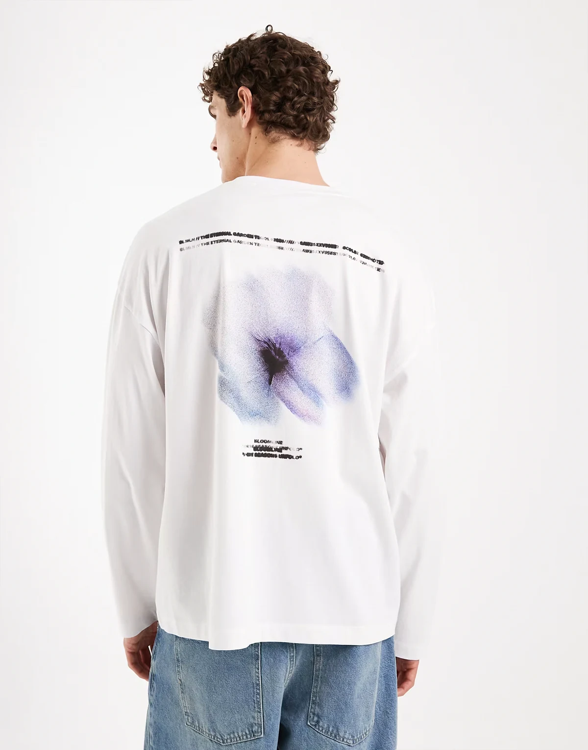 – Biały T-shirt oversize z długimi rękawami i rozmytą grafiką z kwiatami
