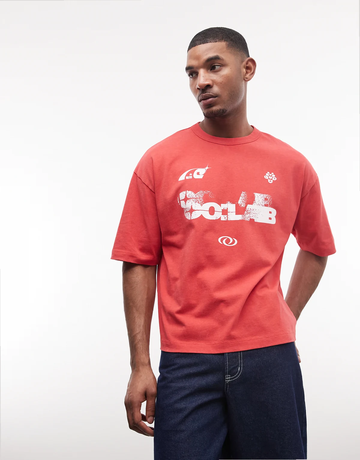 – Czerwony gruby pudełkowy T-shirt oversize z  piłkarską grafiką i efektem sprania