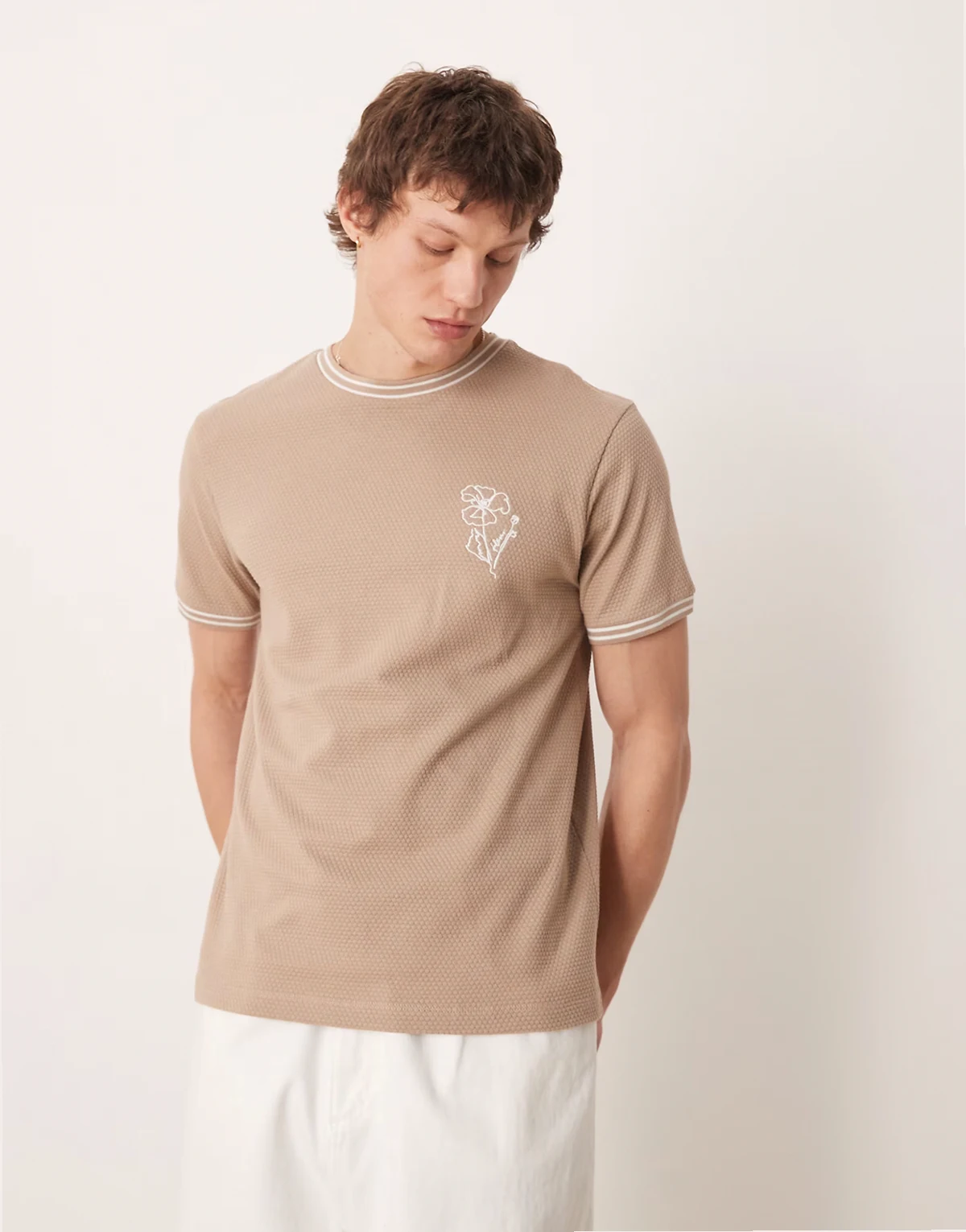 – Beżowy, fakturowany, gruby T-shirt z kwiatowym haftem