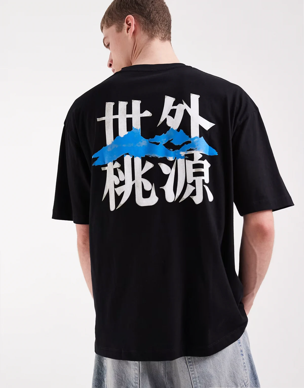 – Czarny T-shirt oversize z grafiką z tekstem