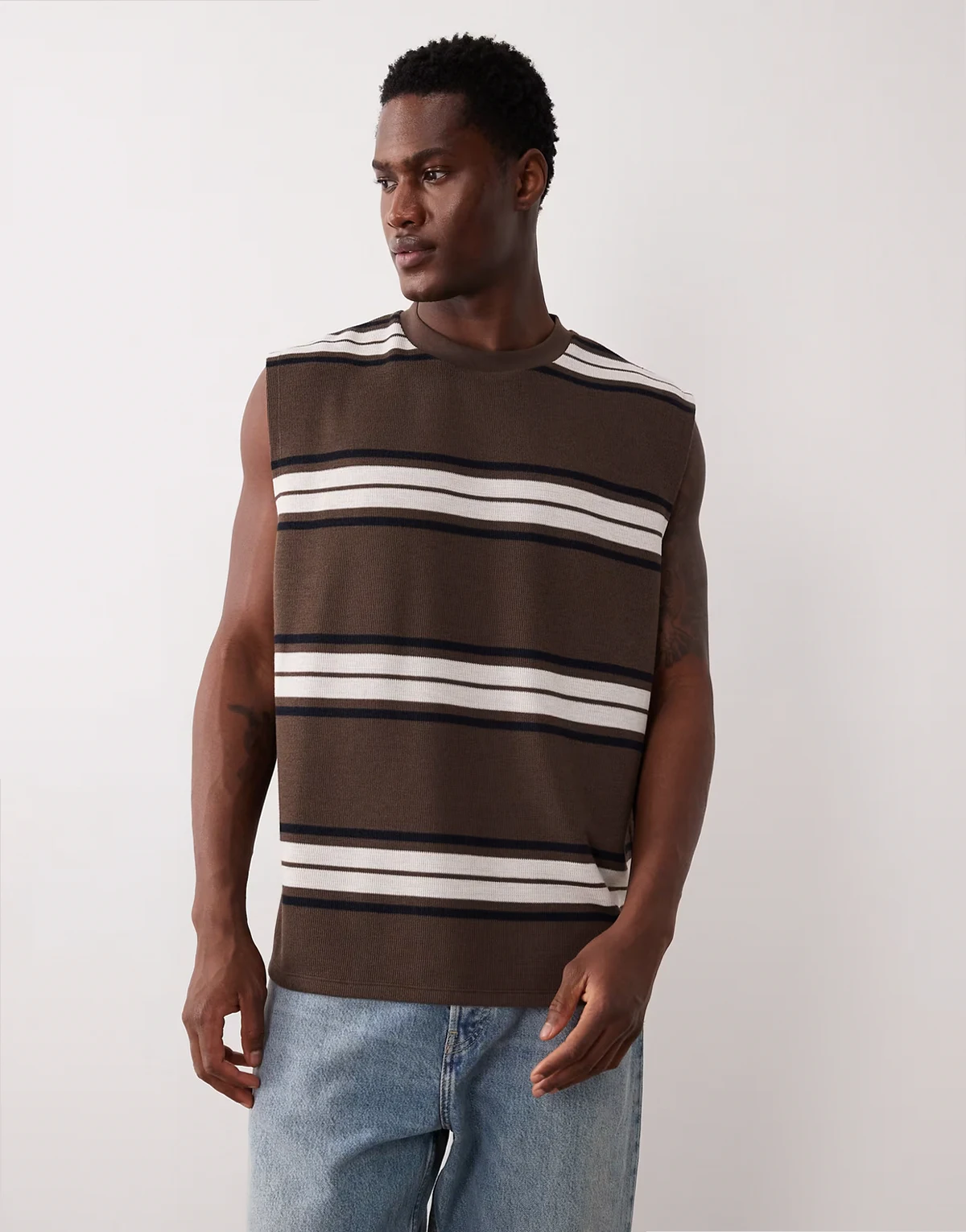 – Brązowy, gruby top oversize bez rękawów, w paski