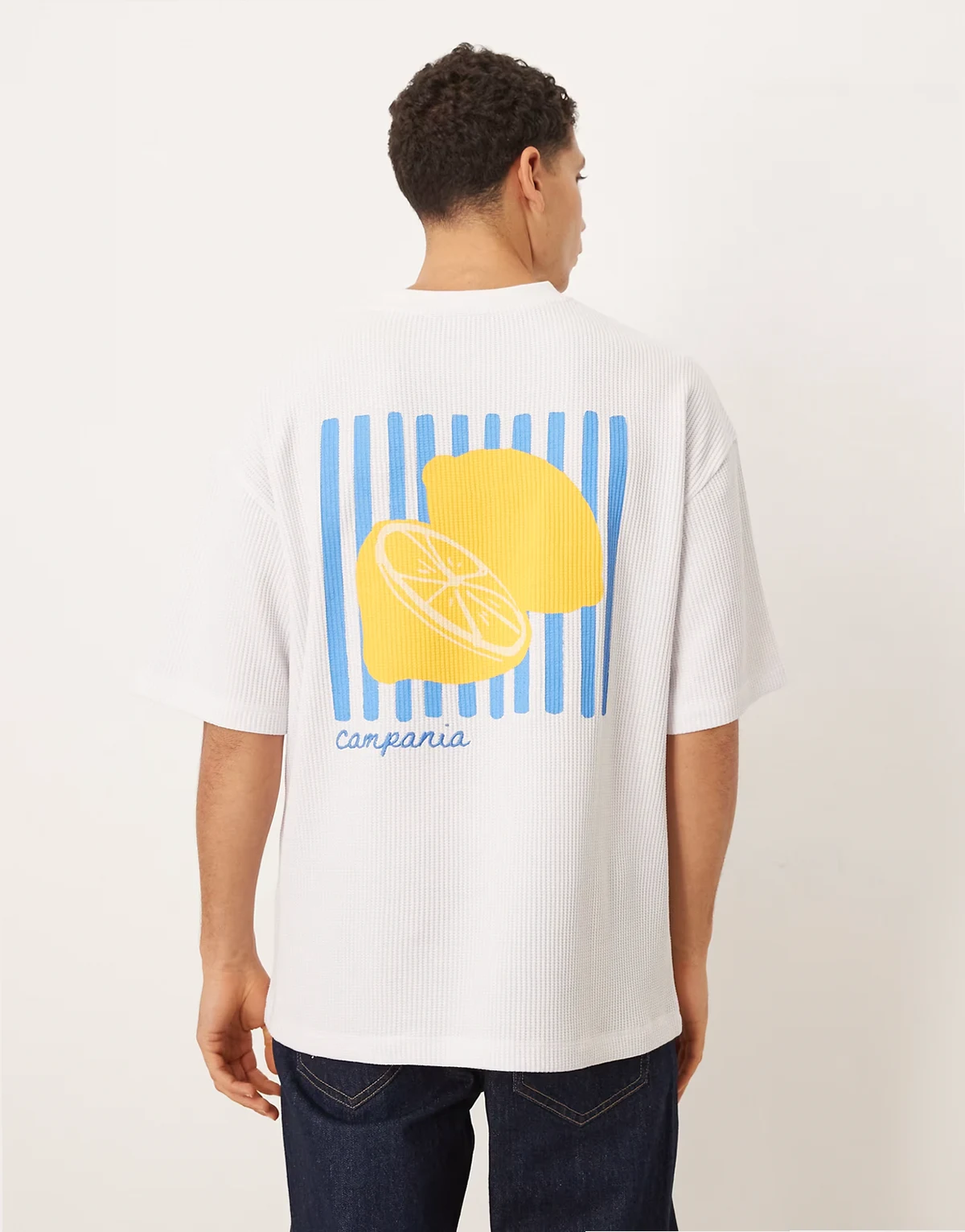 – Bardzo gruby biały T-shirt oversize o waflowej fakturze z grafiką z cytrynami i haftem