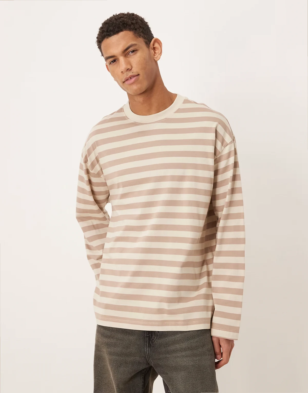 – T-shirt oversize z długimi rękawami w paski w kolorze mokki i beżowym
