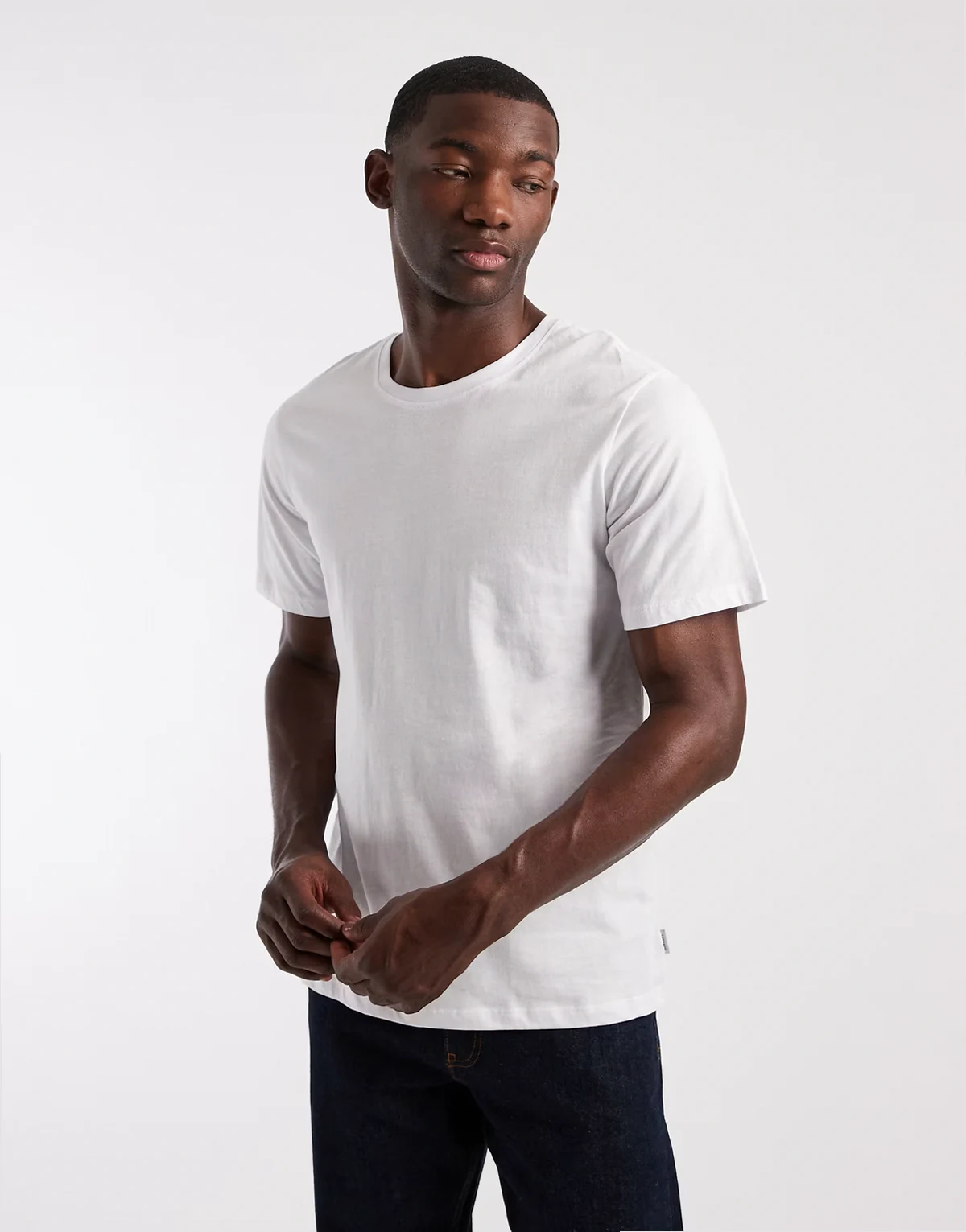 – Biały T-shirt basic o regularnym kroju
