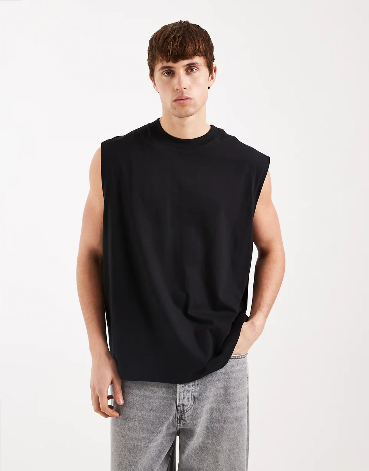 – Basic – Czarny top bez rękawów o fasonie oversize