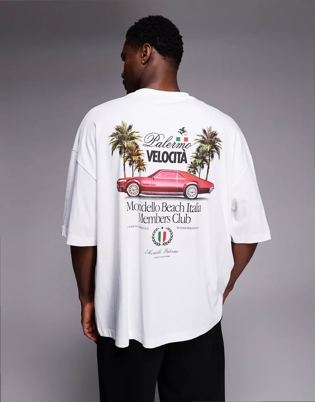 – Biały T-shirt oversize z nadrukiem włoskiego samochodu i napisem Italia