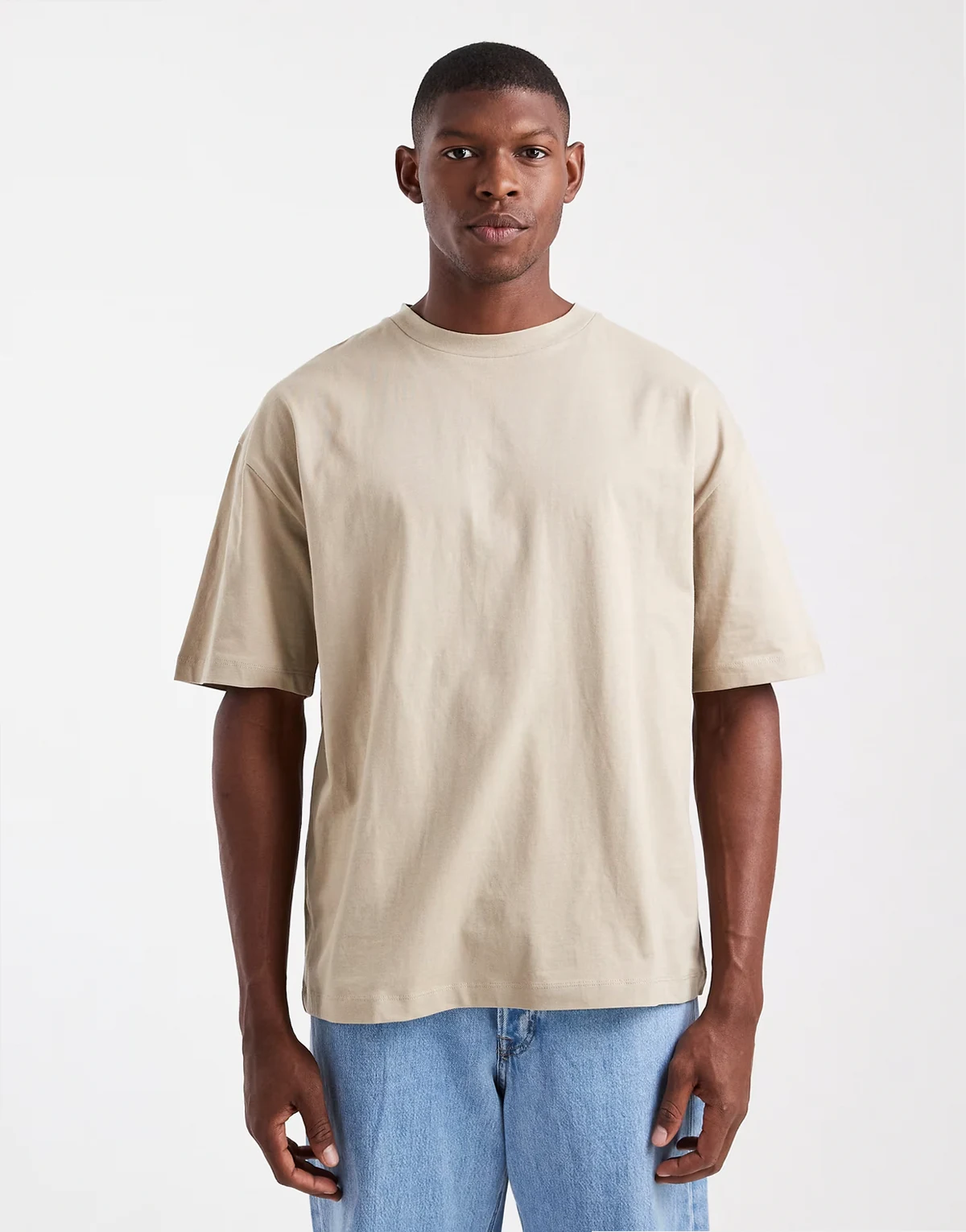 – Szarobeżowy T-shirt oversize