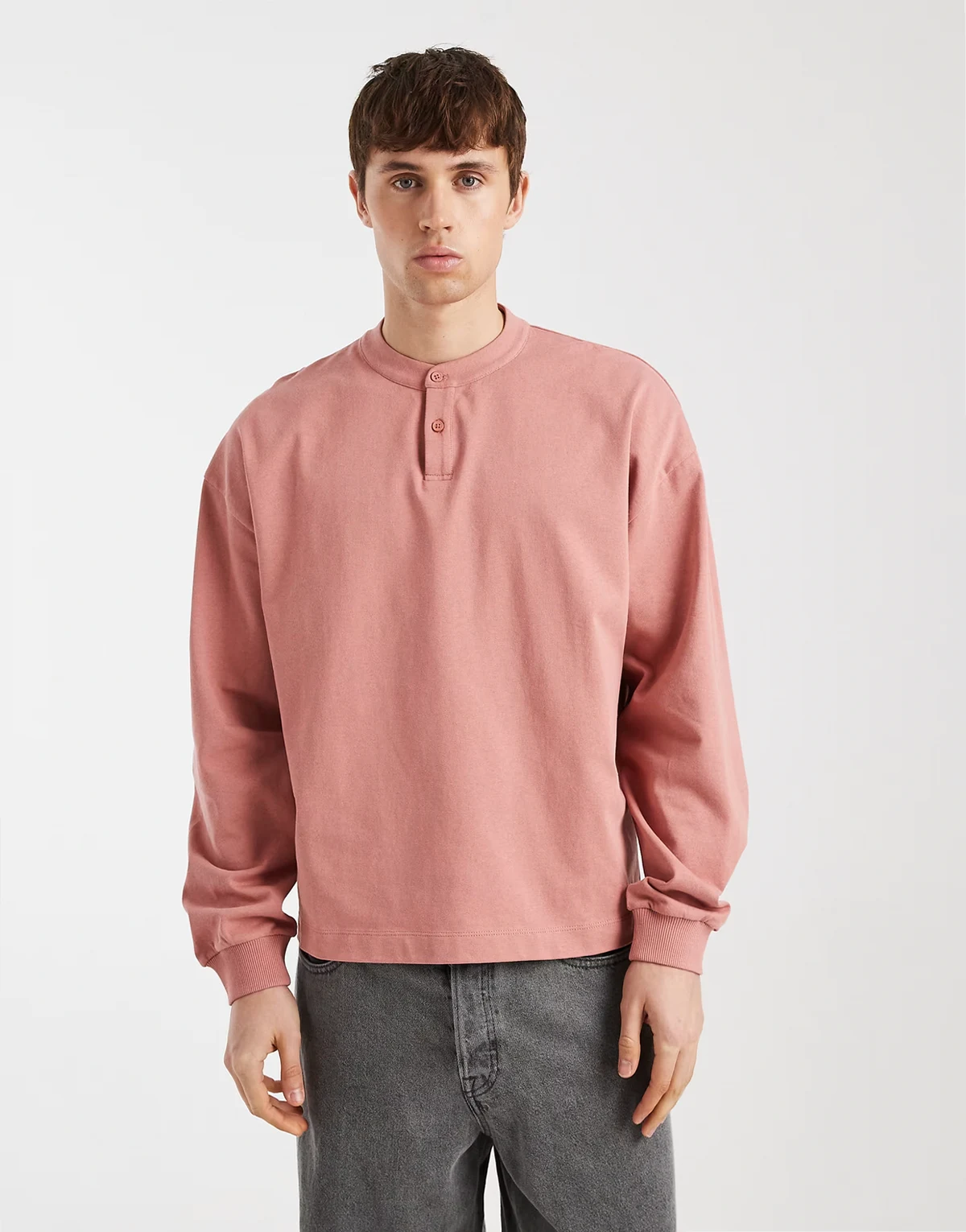 – Gruby różowy T-shirt oversize o pudełkowym kroju z długimi rękawami i dekoltem typu henley