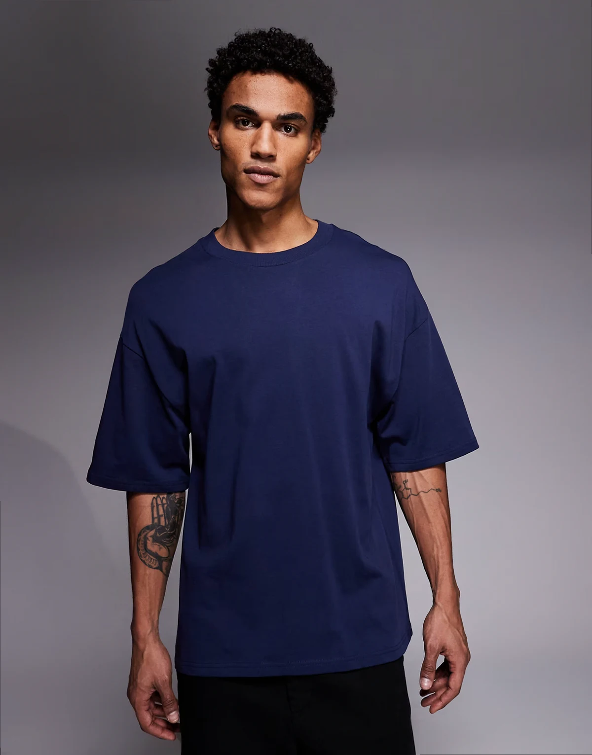 – Granatowy T-shirt oversize o pudełkowym kroju