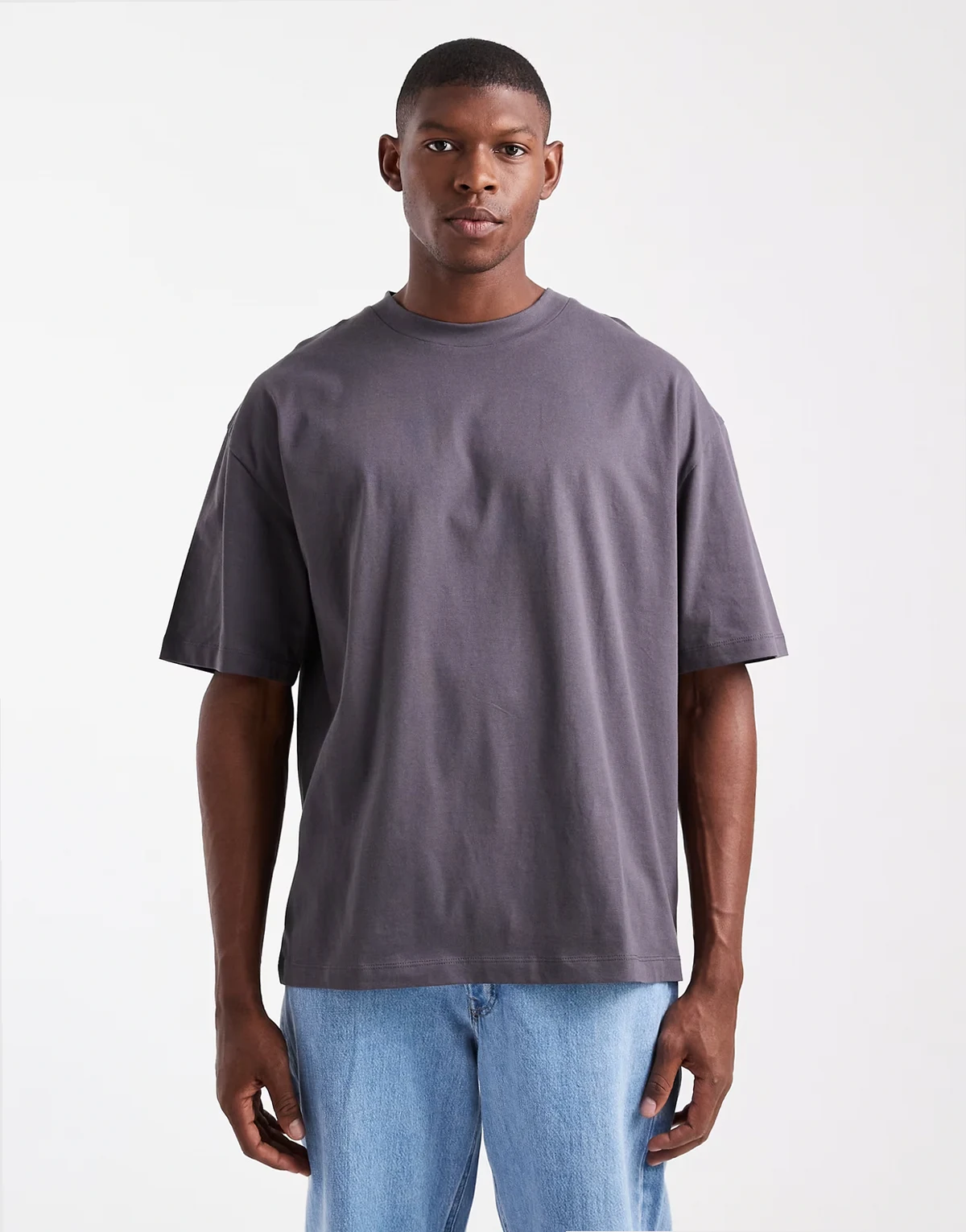 – Grafitowy T-shirt oversize