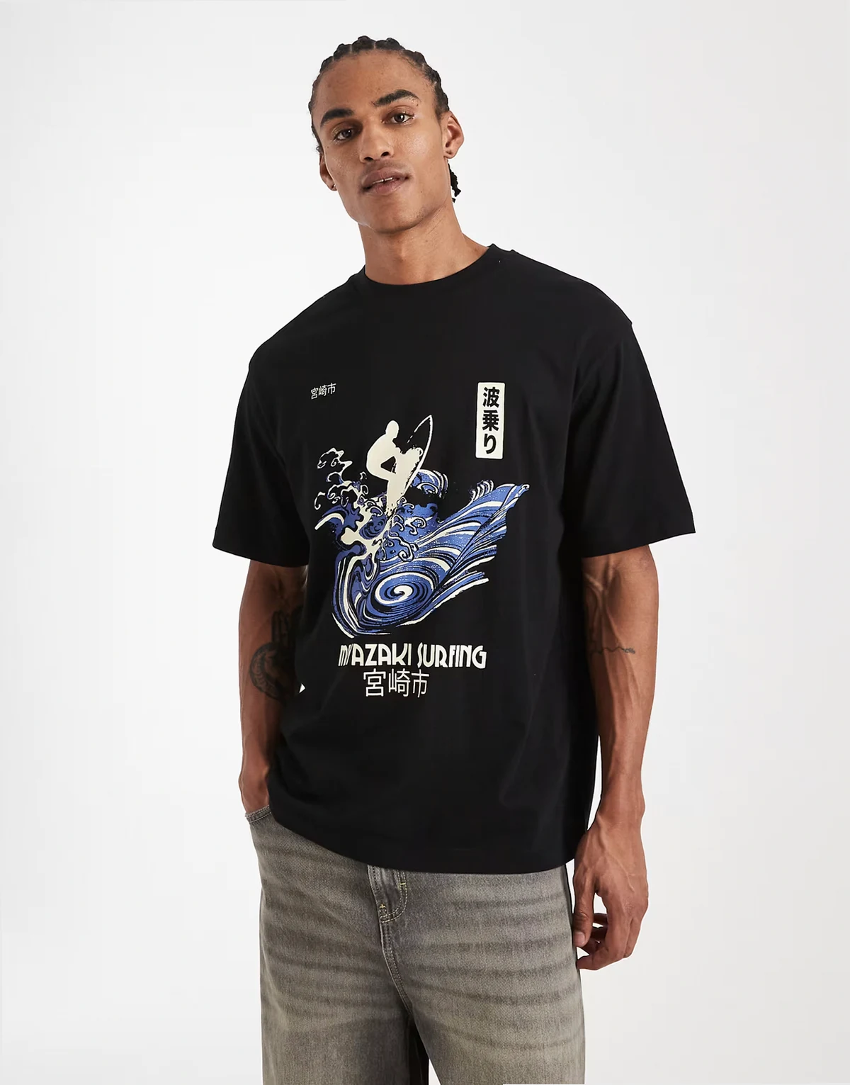 – Czarny T-shirt o luźnym kroju z grafiką surfera na plecach