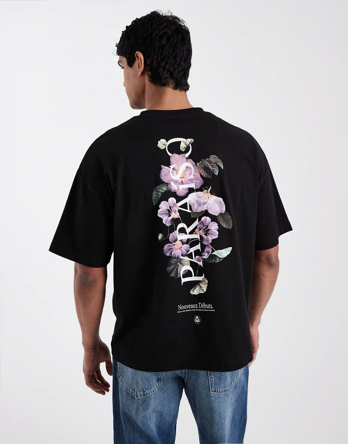 – Czarny T-shirt oversize z grafiką z motywem kwiatów i haftem