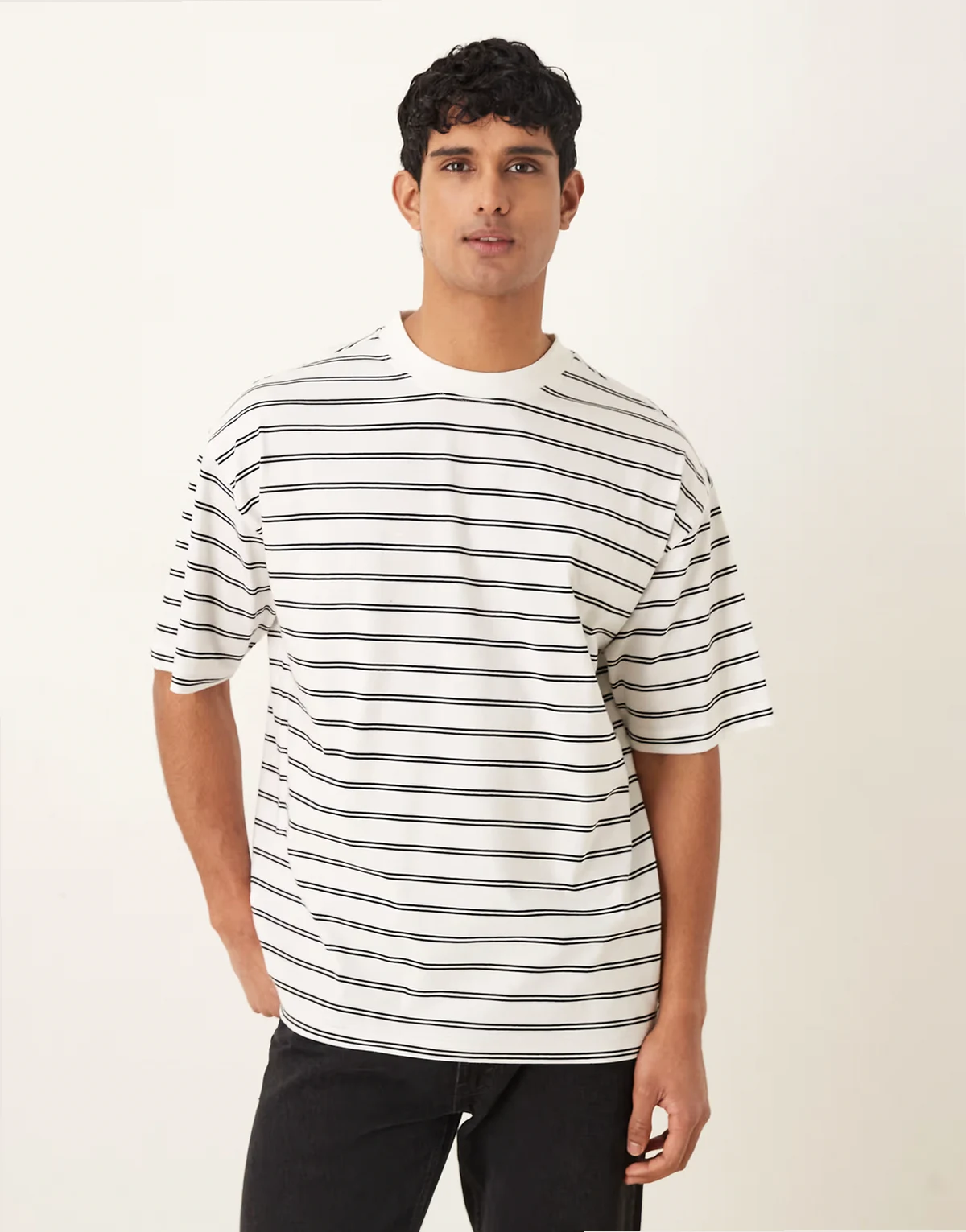 – Biało-czarny pudełkowy T-shirt oversize w paski