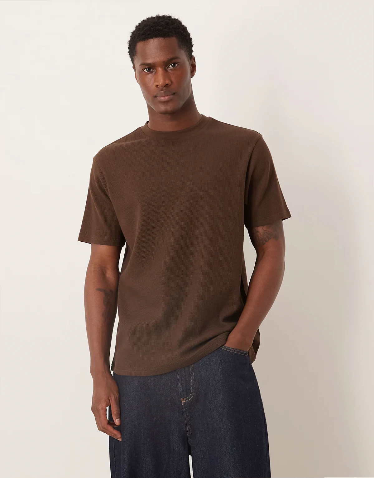 – Brązowy T-shirt basic z okrągłym dekoltem o waflowej strukturze