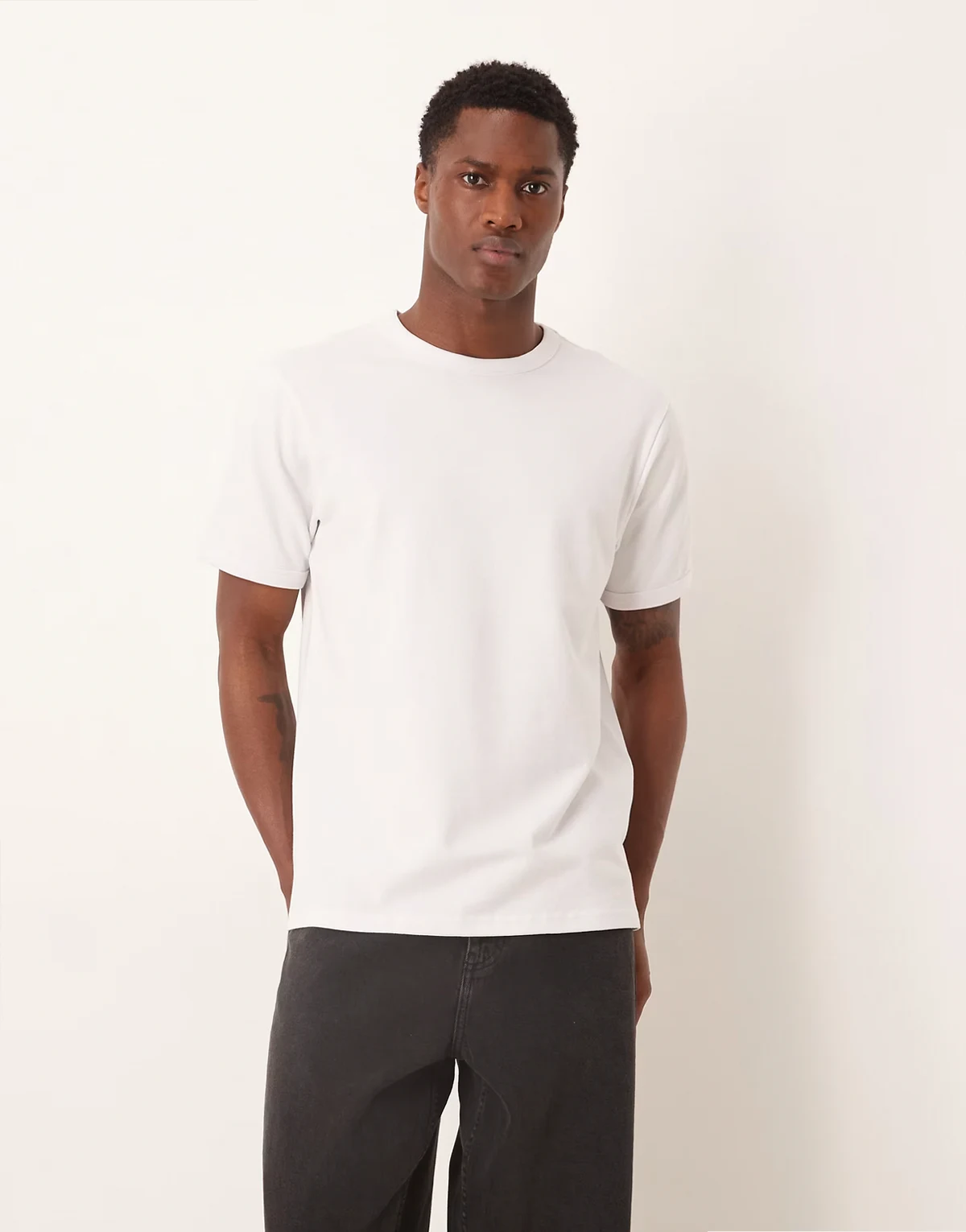 – Biały T-shirty z okrągłym dekoltem z dzianiny bouclé