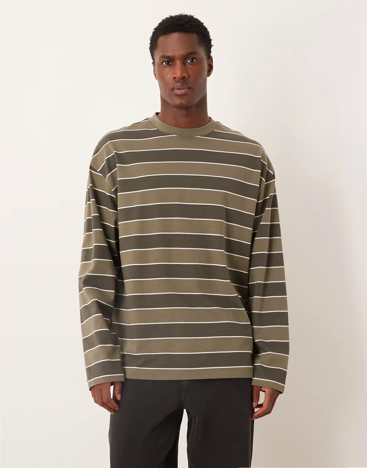 – Gruby T-shirt oversize z długimi rękawami w paski w kolorze khaki