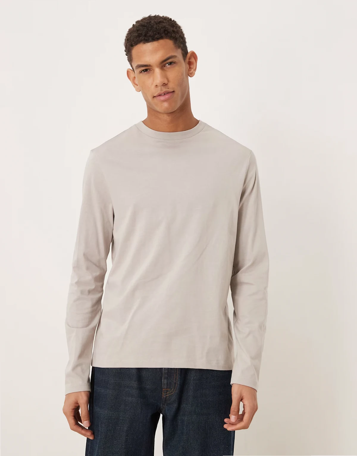 – Szary T-shirt basic o regularnym kroju z długimi rękawami