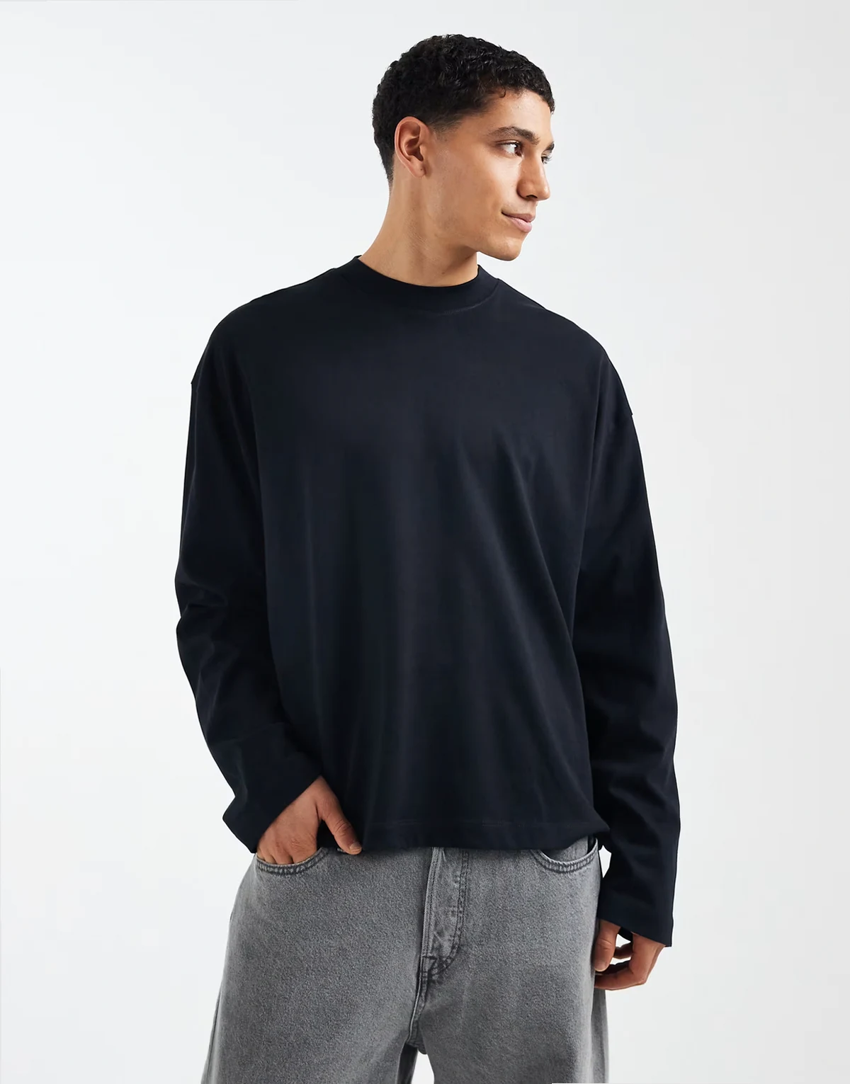– Czarny gruby T-shirt pudełkowy oversize z długimi rękawami
