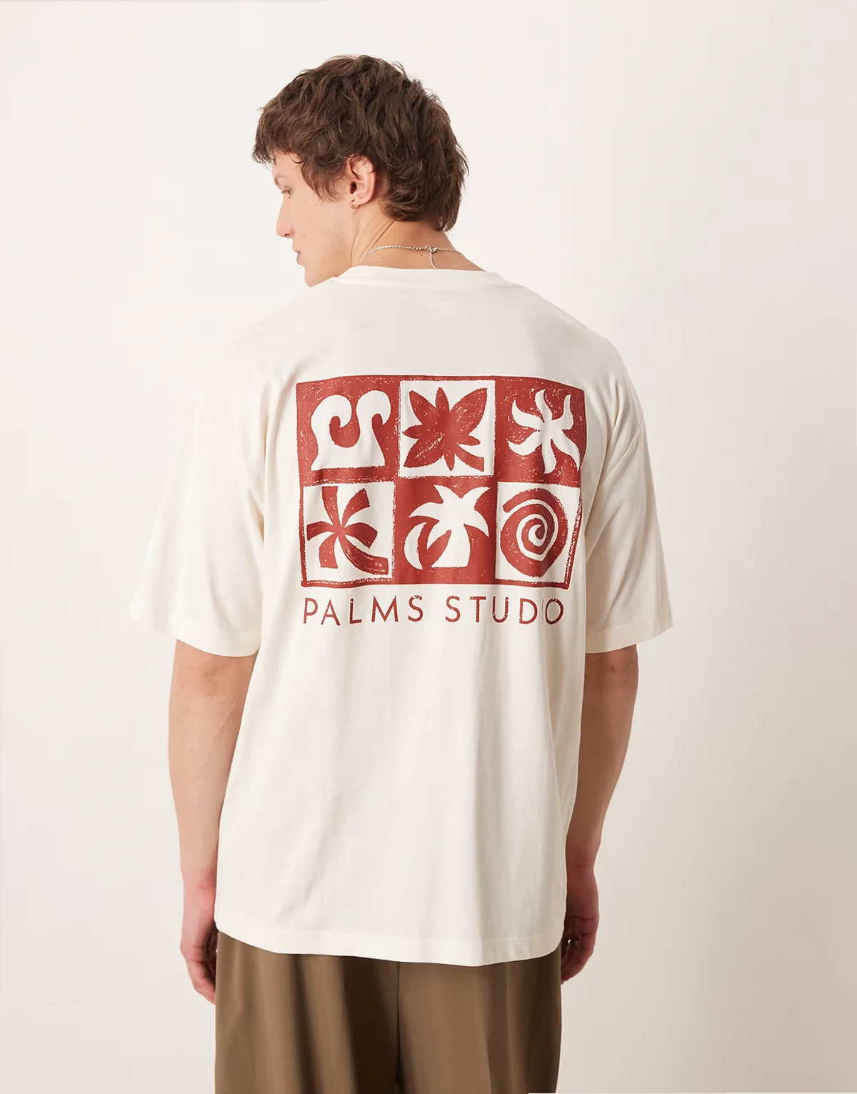 – T-shirt oversize w kolorze złamanej bieli z letnią grafiką