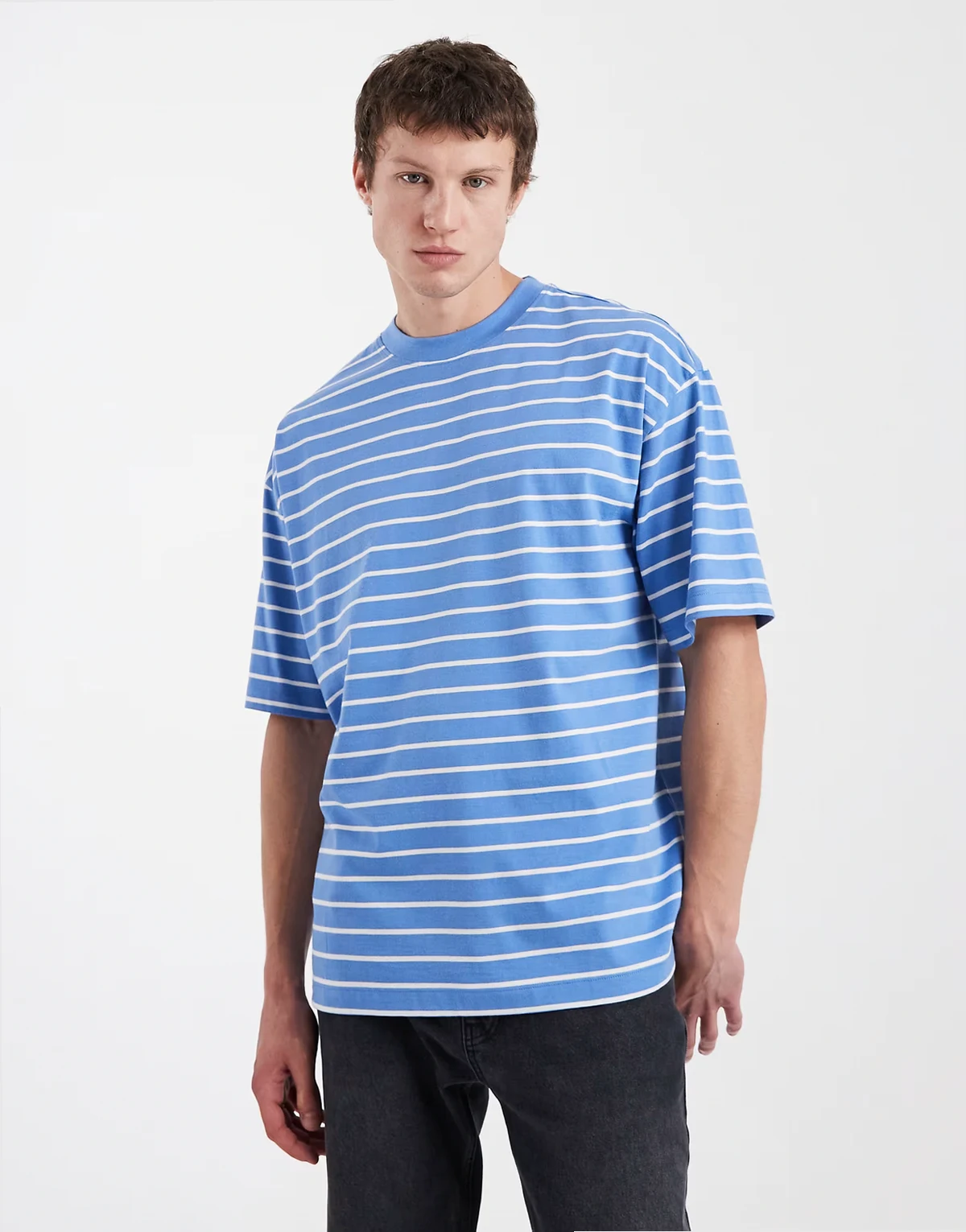 – T-shirt oversize w paski w kolorze złamanej bieli i niebieskim
