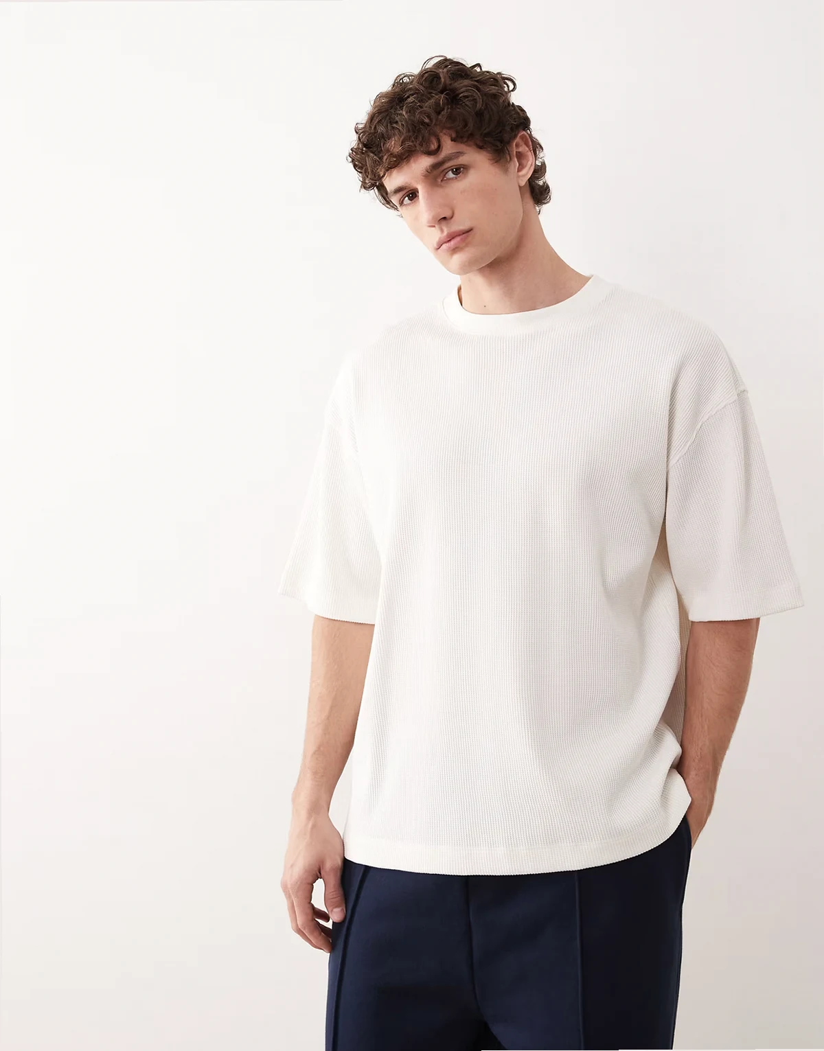 – Kremowy bardzo gruby T-shirt oversize o fakturze wafla