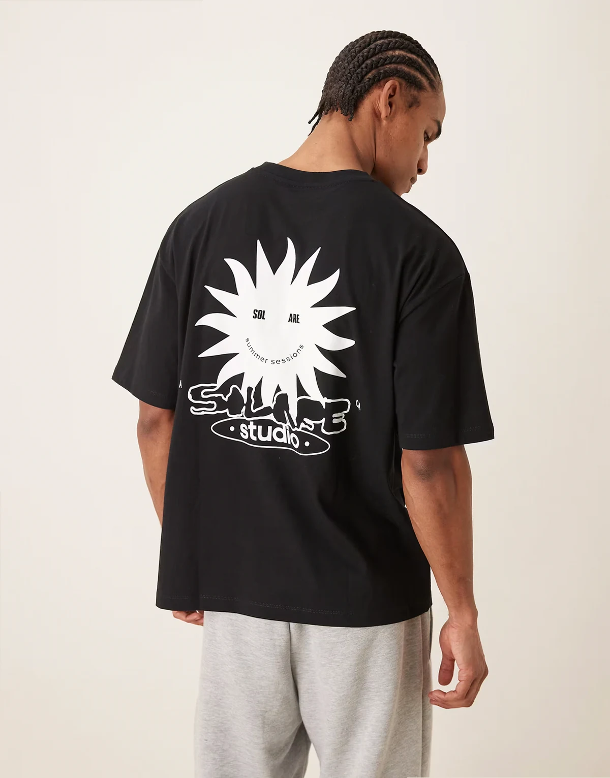 – Czarny T-shirt oversize z grafiką Solare Studio