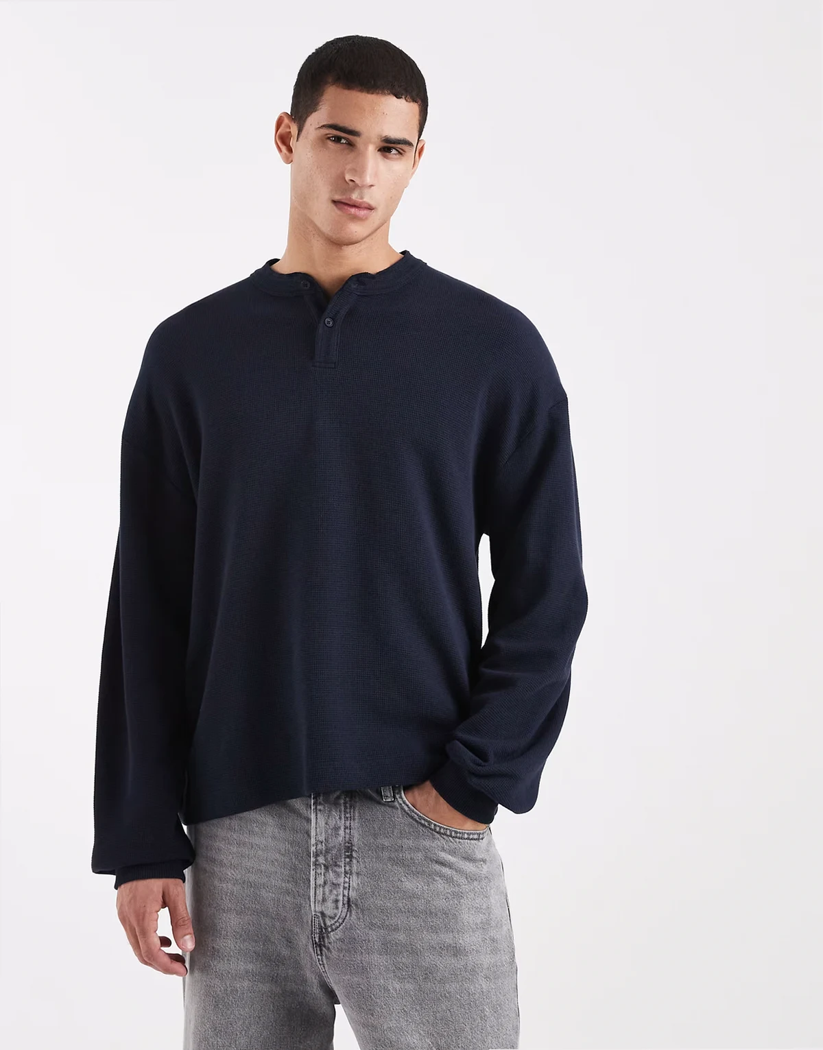 – Granatowy T-shirt oversize o pudełkowym kroju i waflowej teksturze z długimi rękawami i dekoltem henley