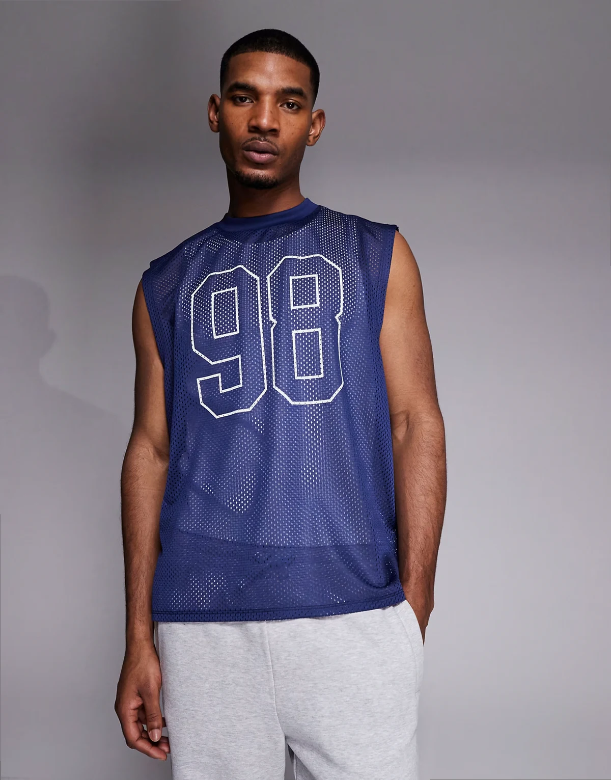 – Granatowy top oversize bez rękawów, ze sportową grafiką