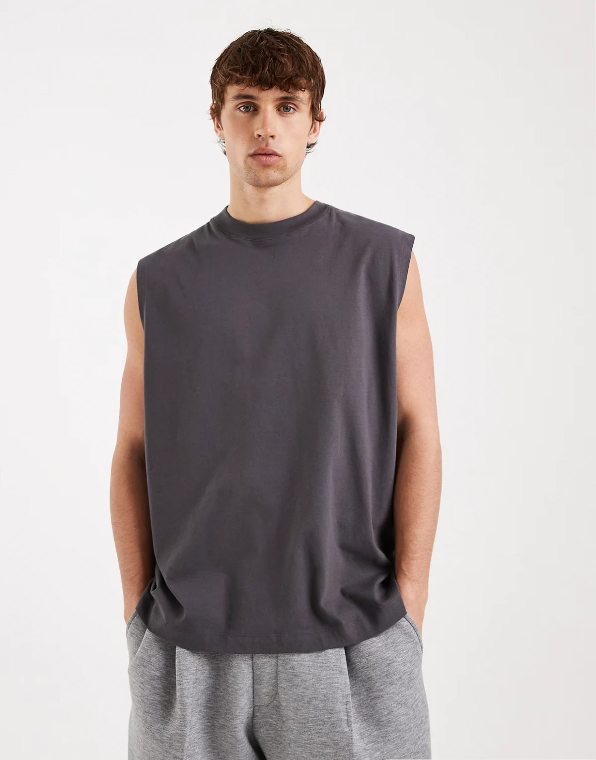 – Essentials – Grafitowy podkoszulek oversize