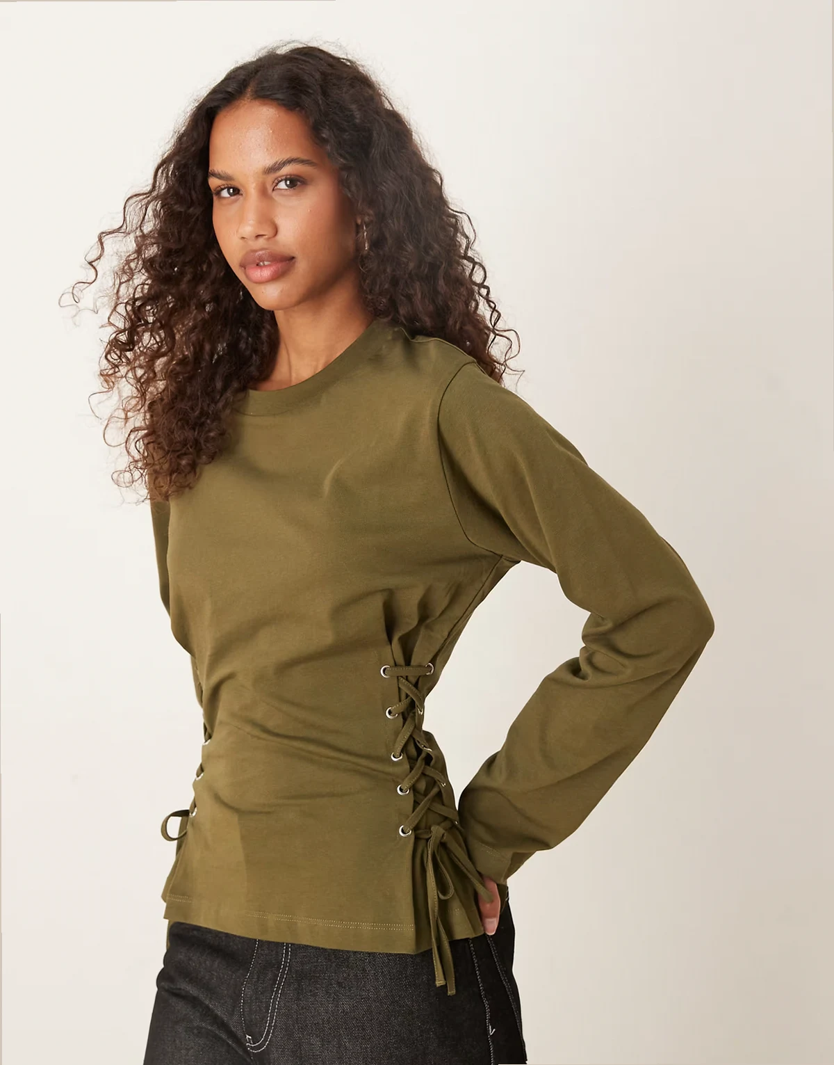 ASOS DESIGN – Langärmliges T-Shirt in Khaki mit seitlicher Schnürung