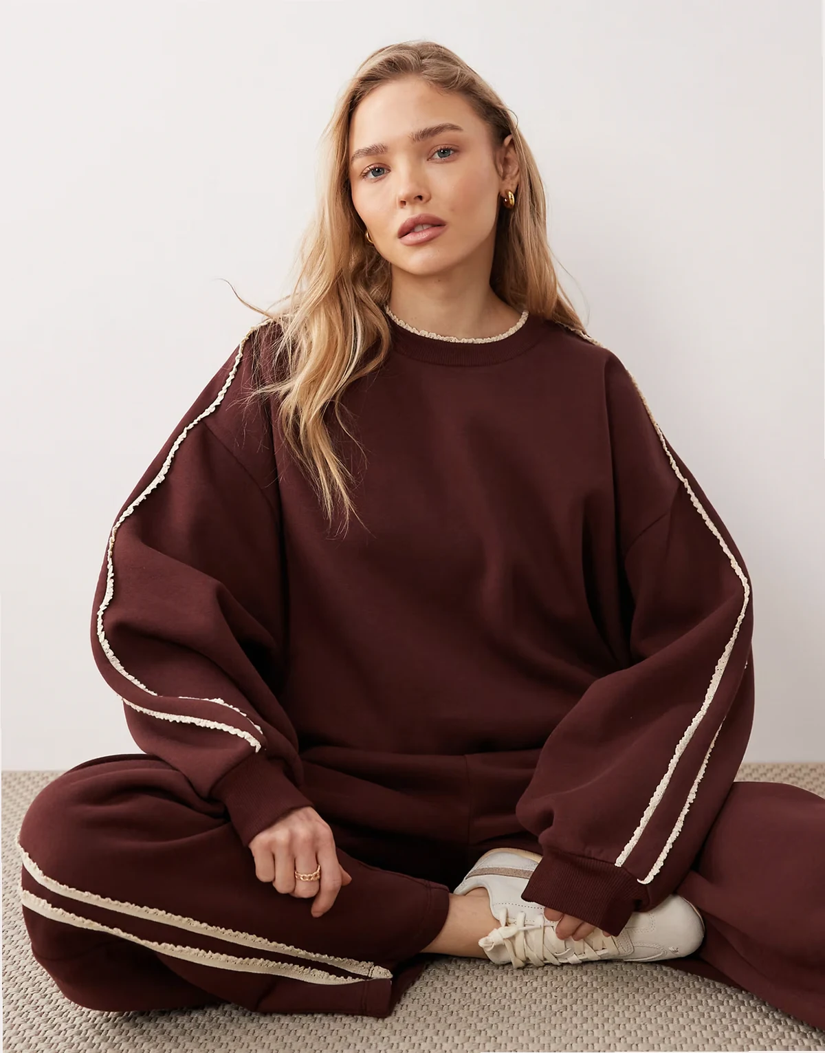 – Sweatshirt in Schokobraun mit Detail aus Häkelspitze, Kombiteil