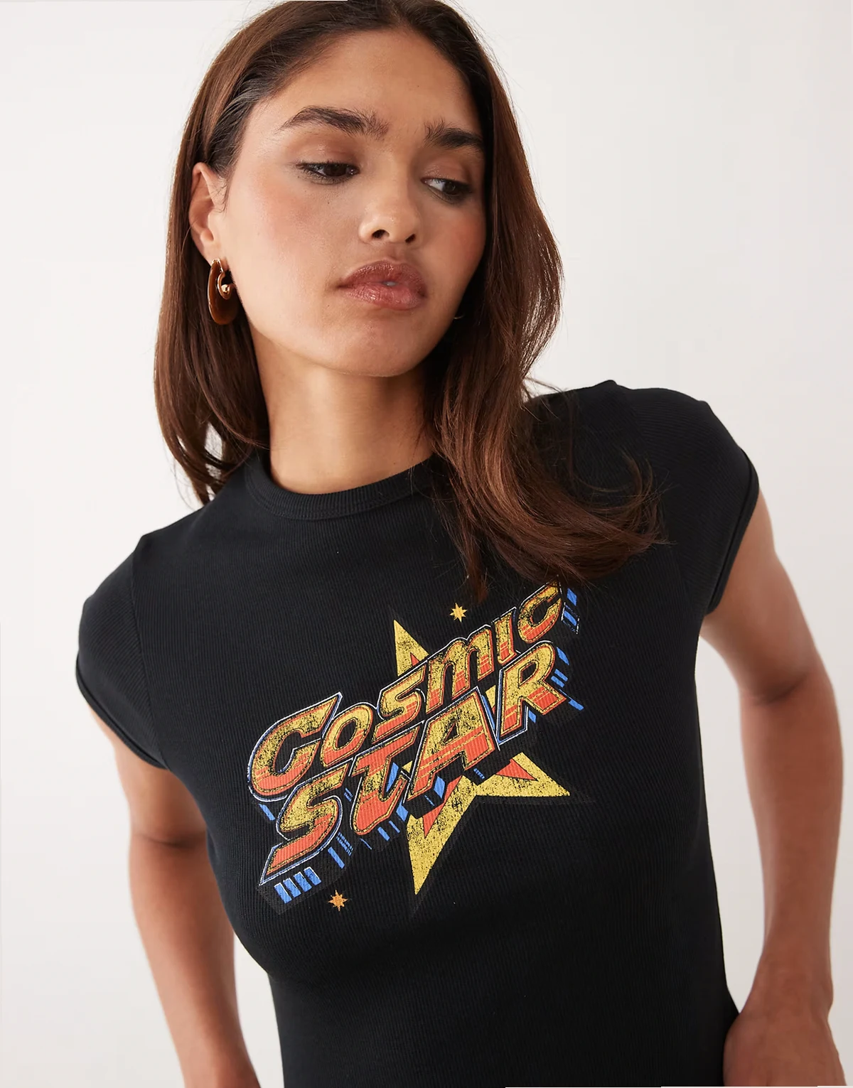 – Knapp geschnittenes T-Shirt in Schwarz mit „Cosmic Star"-Grafikprint