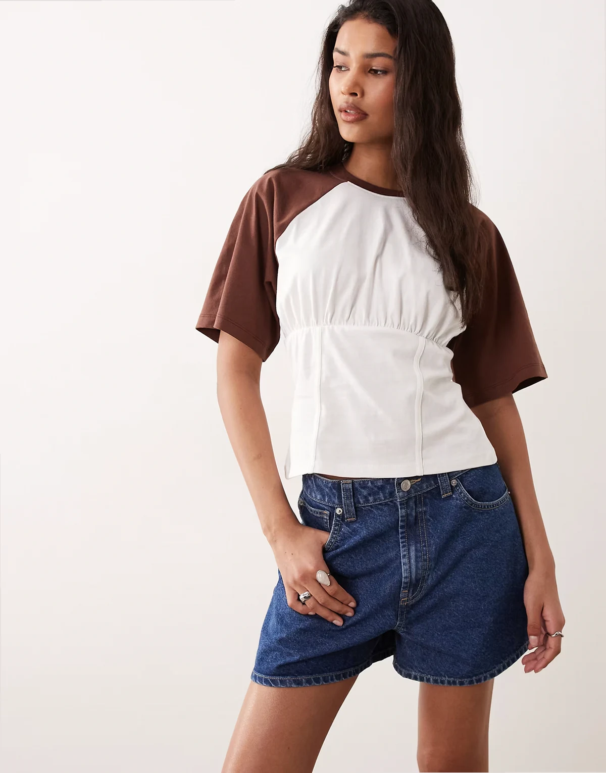 – Baseball-T-Shirt in Weiß mit braunen Ärmeln, Korsett-Ziernaht und geraffter Taille