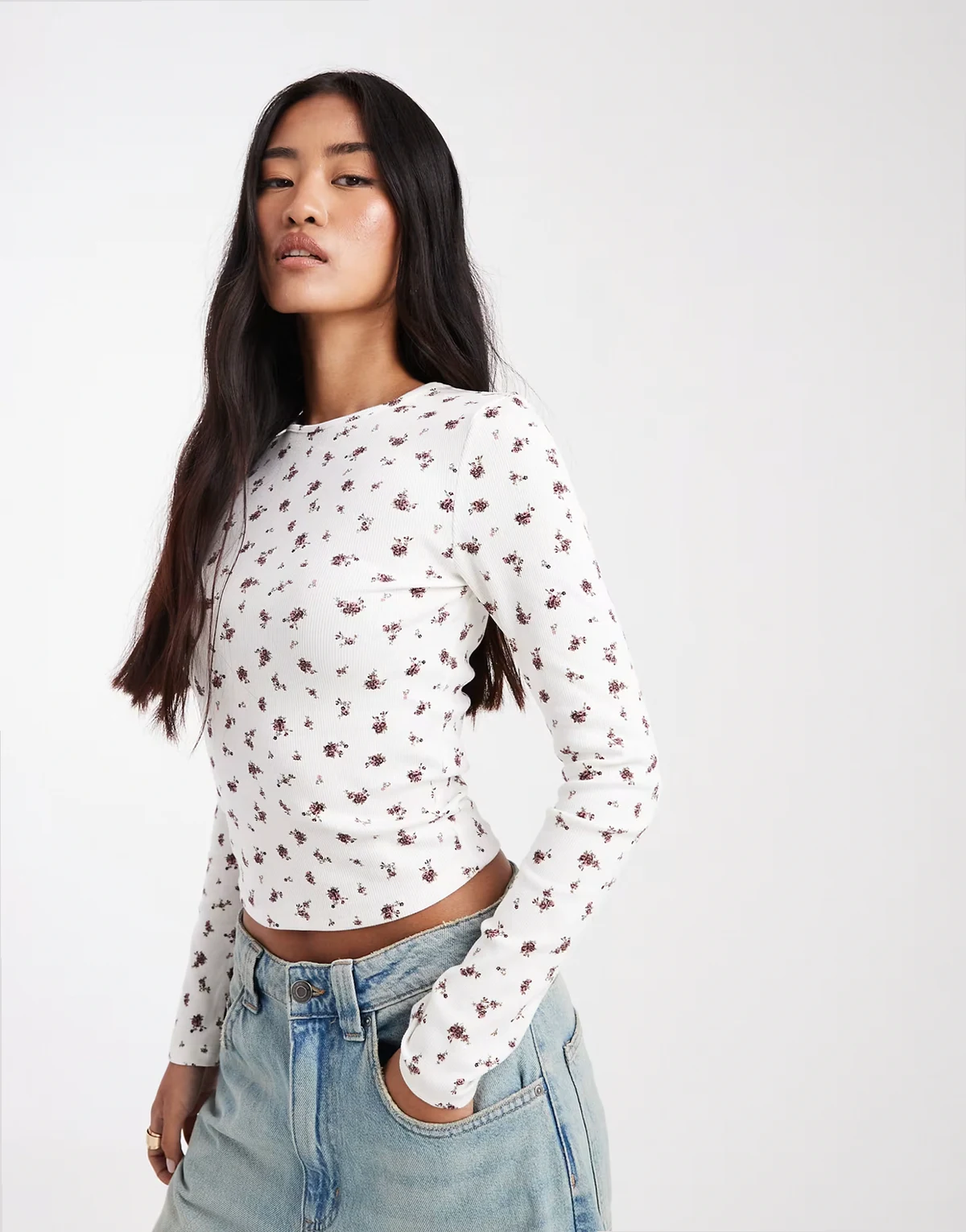 – Prążkowany top z okrągłym dekoltem w drobny kwiatowy wzór